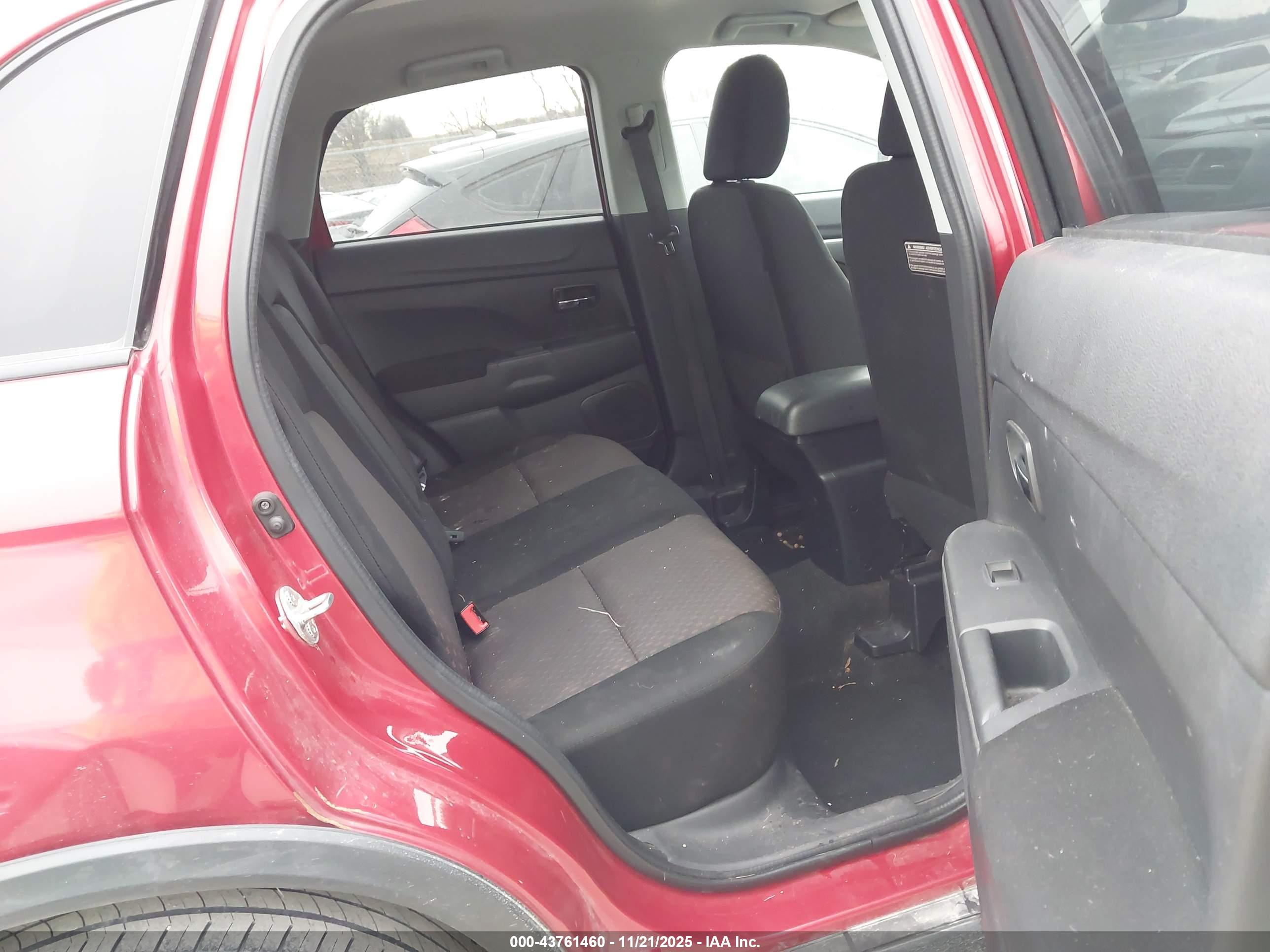MITSUBISHI OUTLANDER image 8