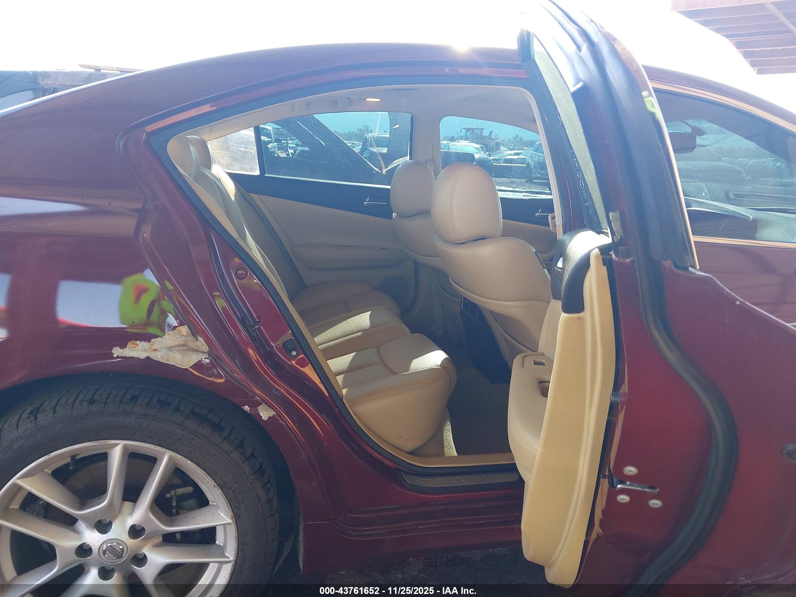 NISSAN MAXIMA image 8
