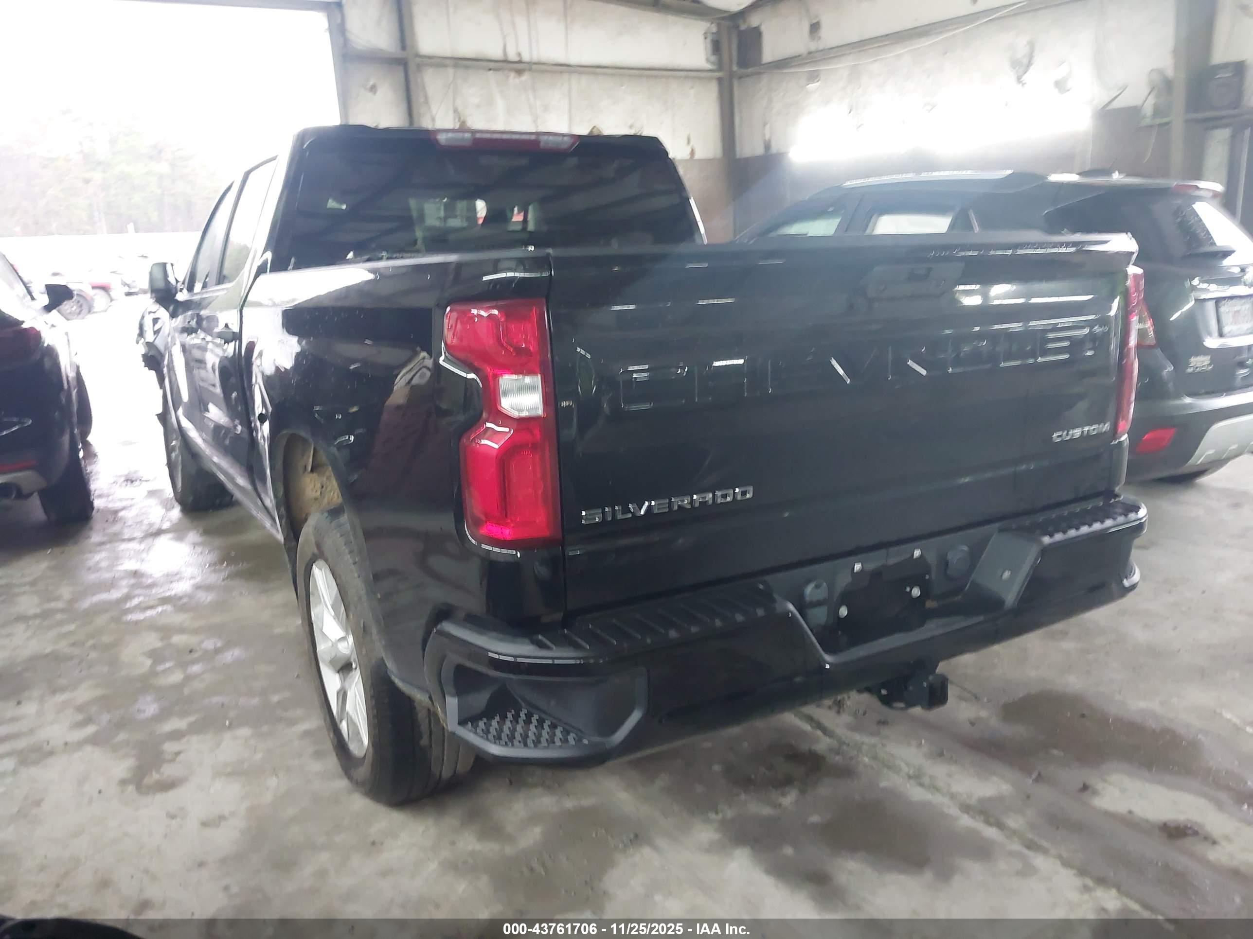 CHEVROLET SILVERADO image 3