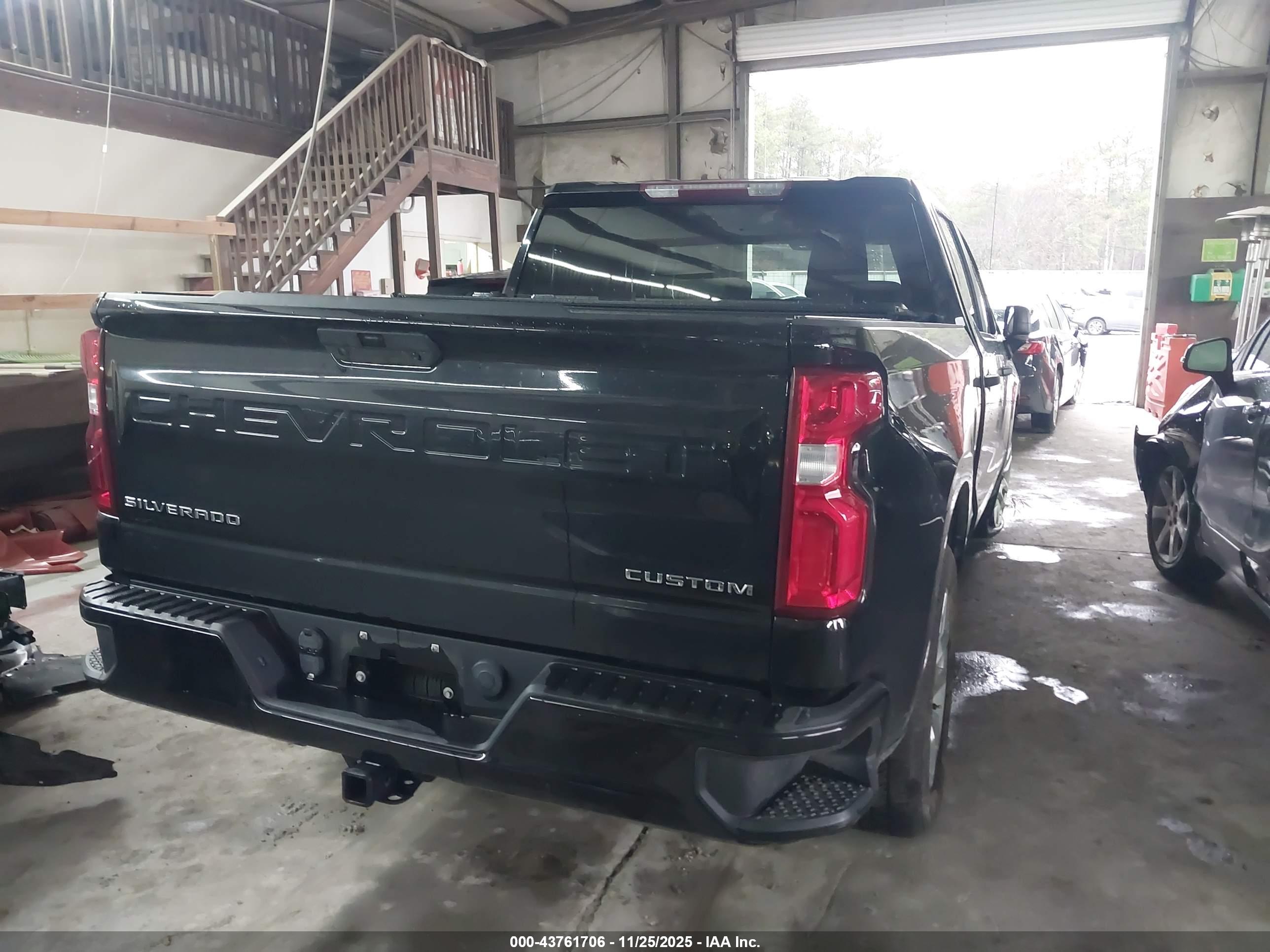 CHEVROLET SILVERADO image 4