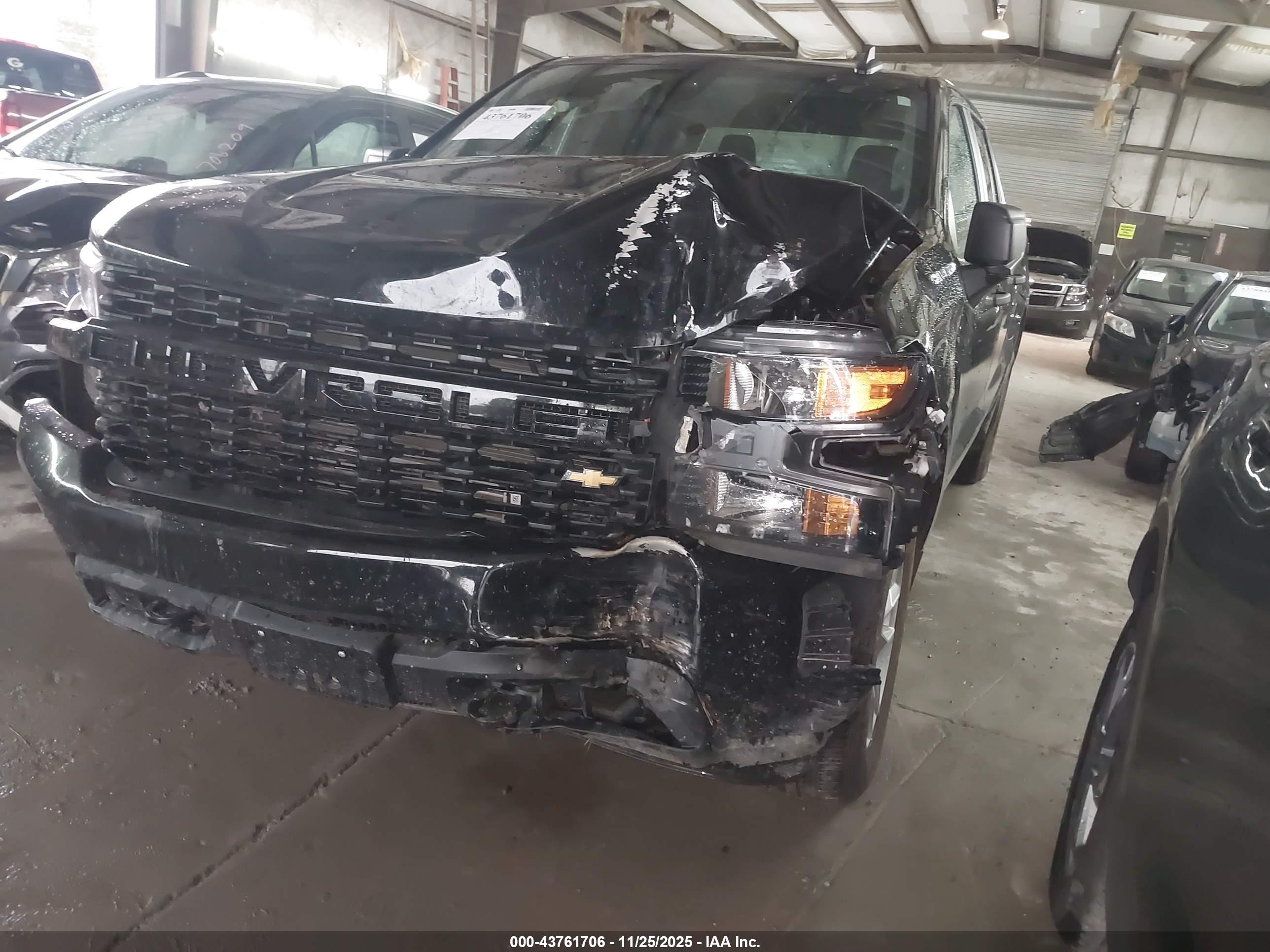 CHEVROLET SILVERADO image 6