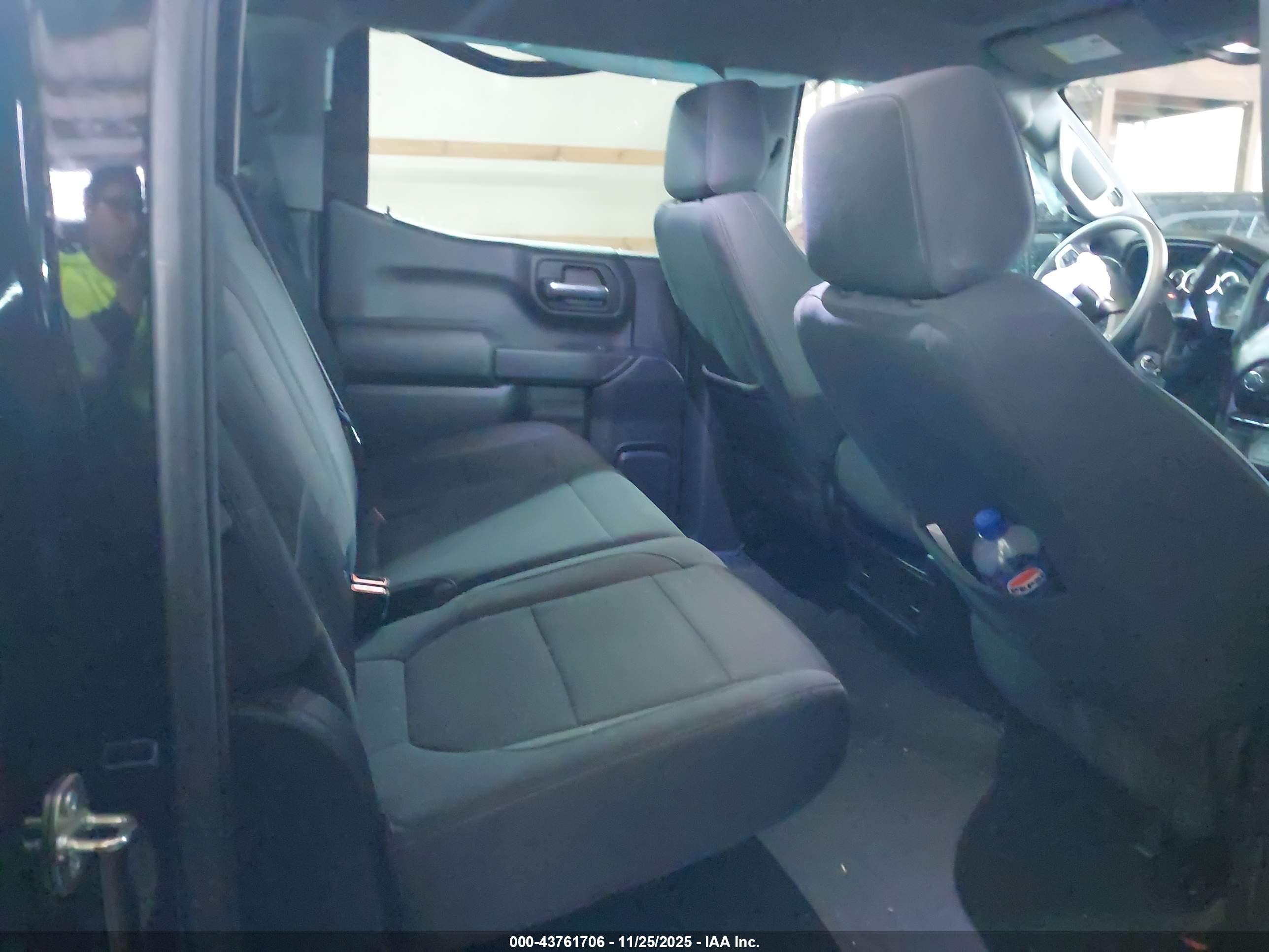 CHEVROLET SILVERADO image 8