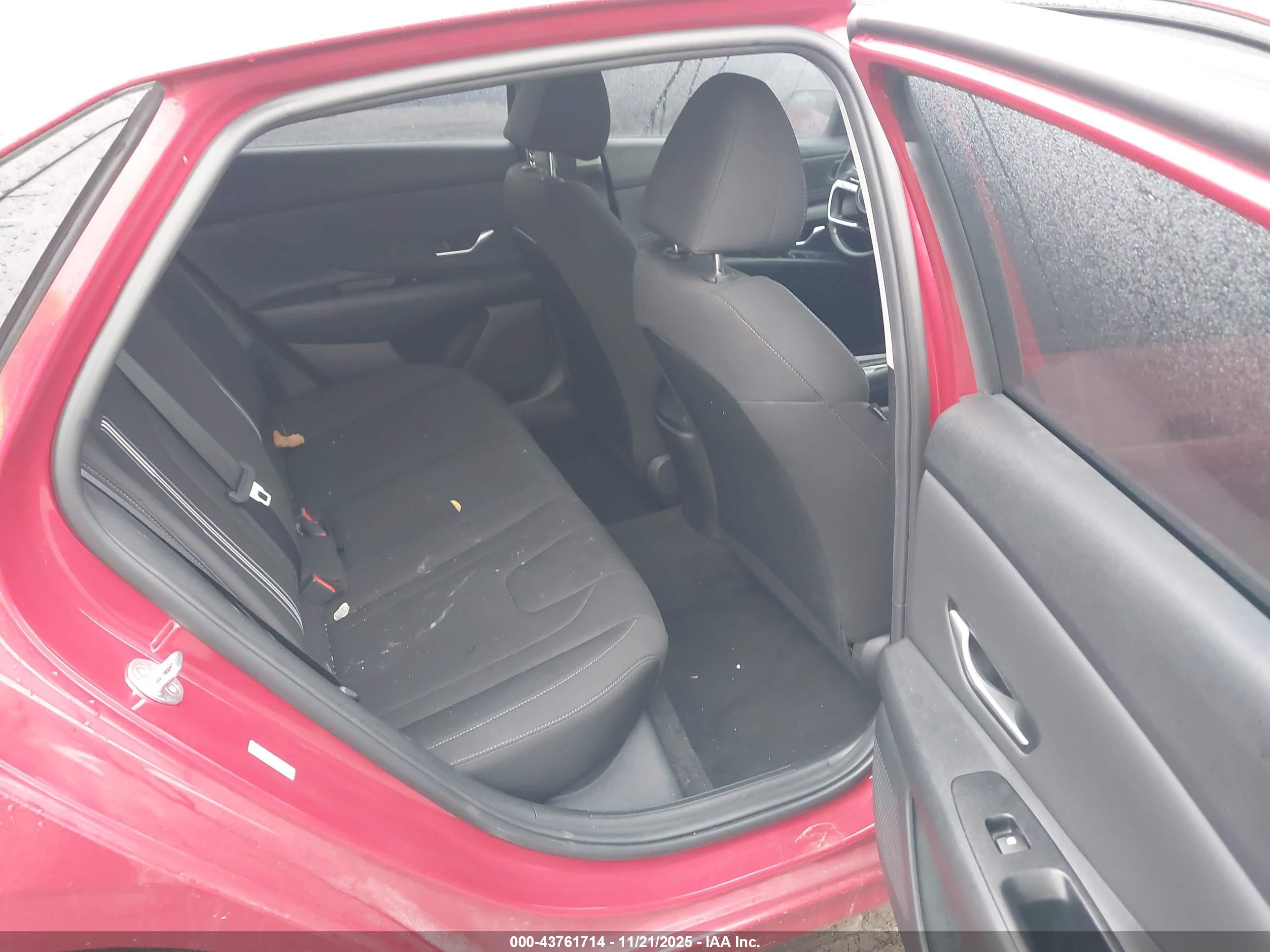 HYUNDAI ELANTRA image 8