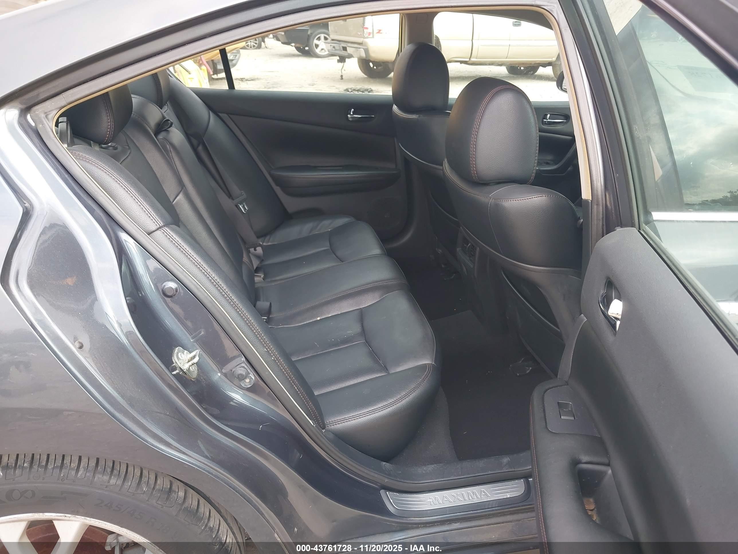 NISSAN MAXIMA image 8