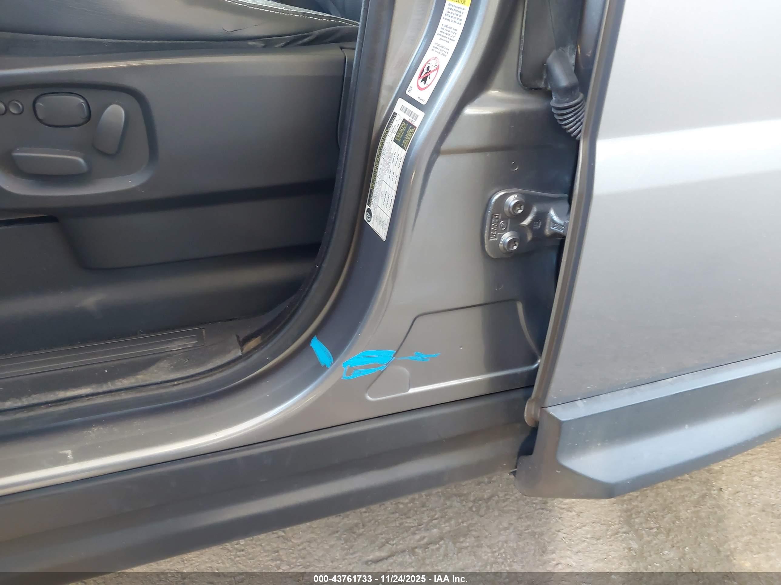 LAND ROVER image 6