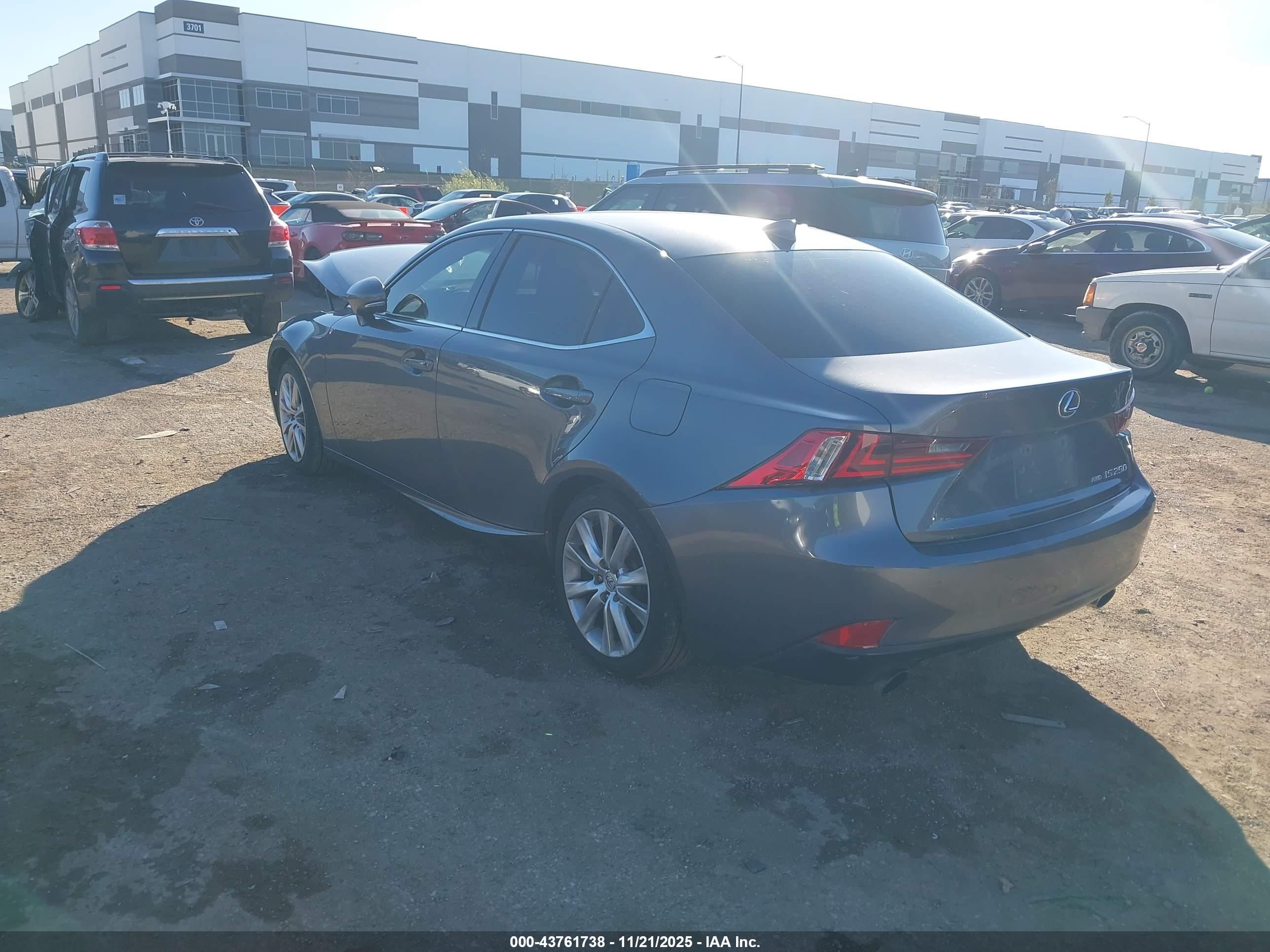 LEXUS IS image 3