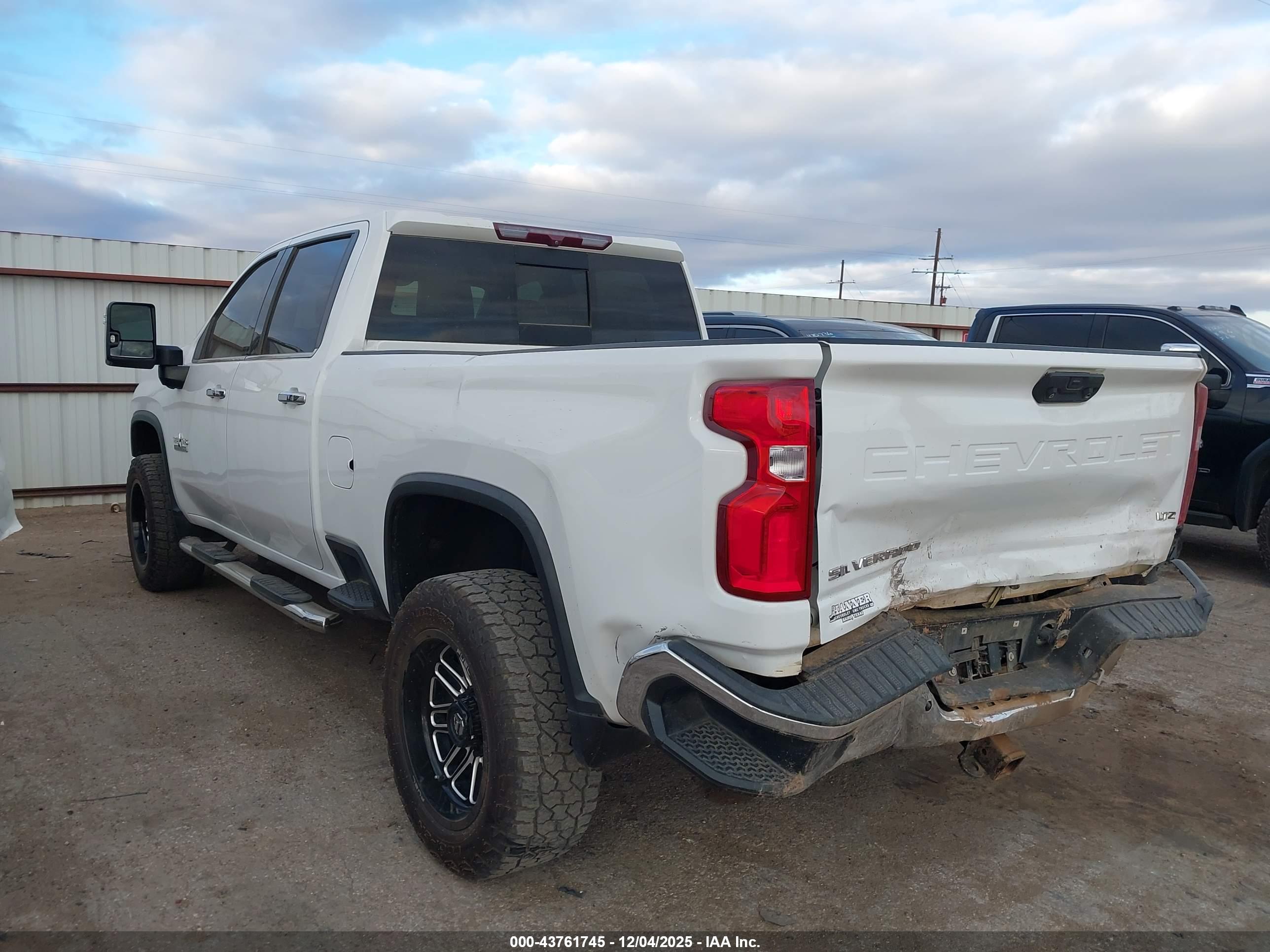 CHEVROLET SILVERADO image 3