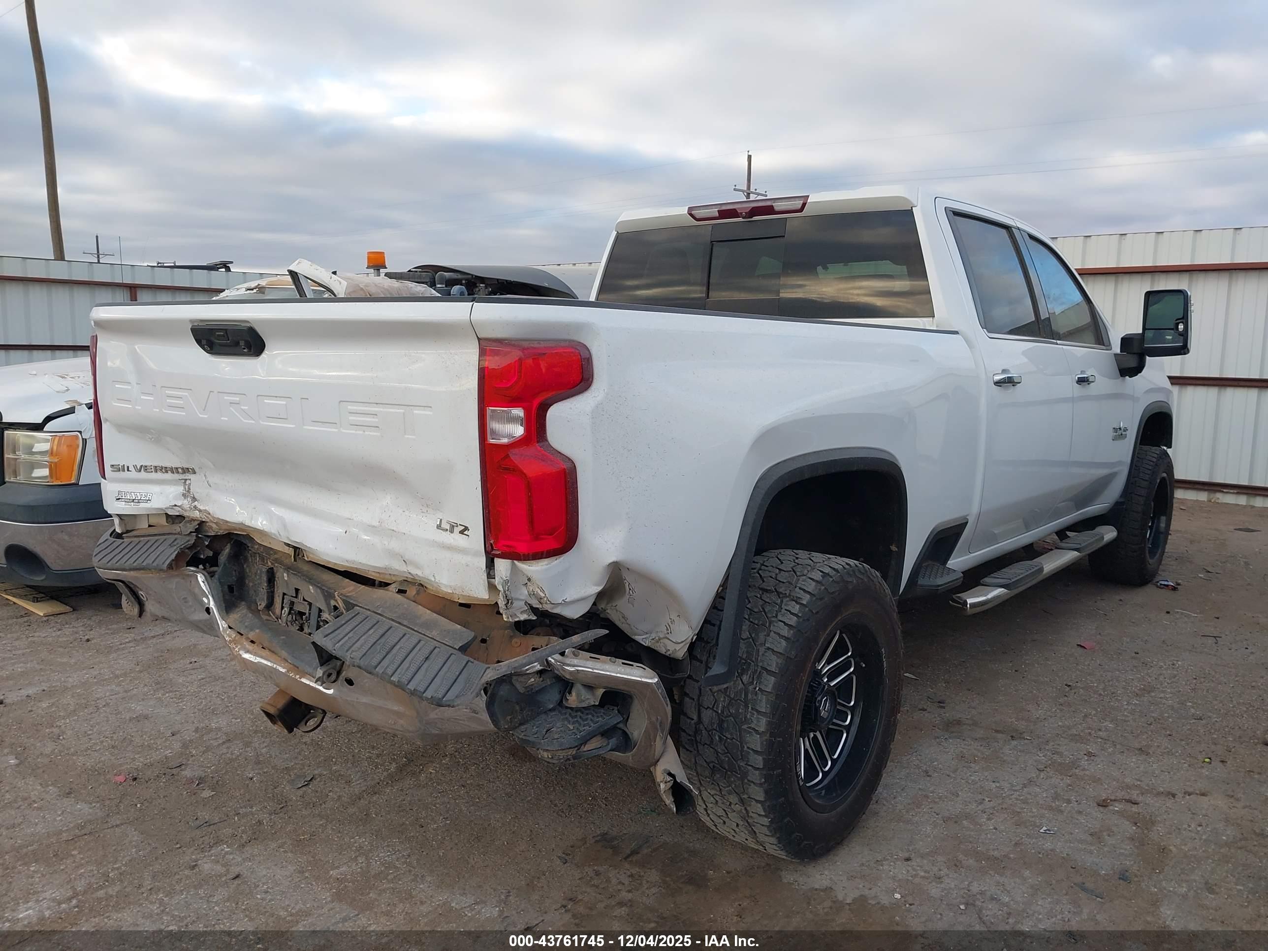 CHEVROLET SILVERADO image 4