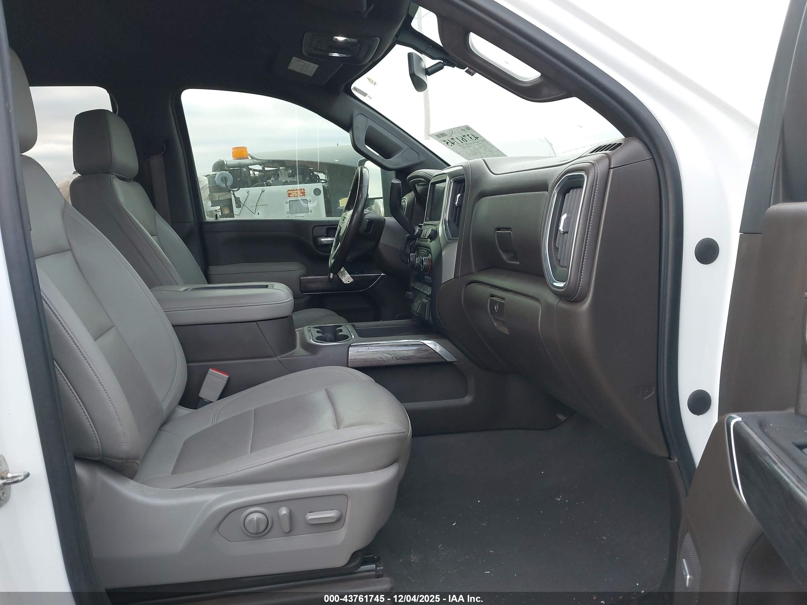 CHEVROLET SILVERADO image 7