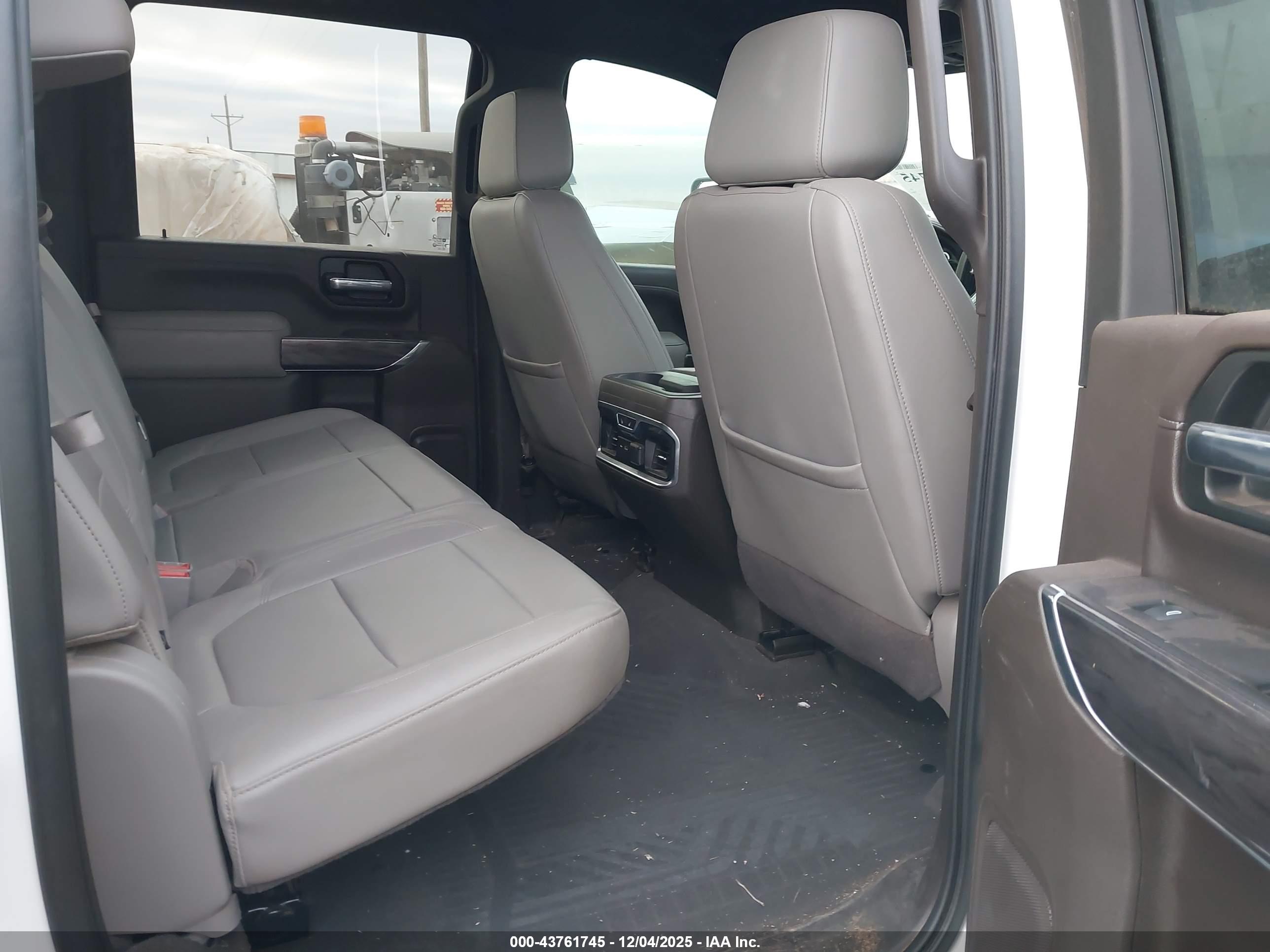 CHEVROLET SILVERADO image 8