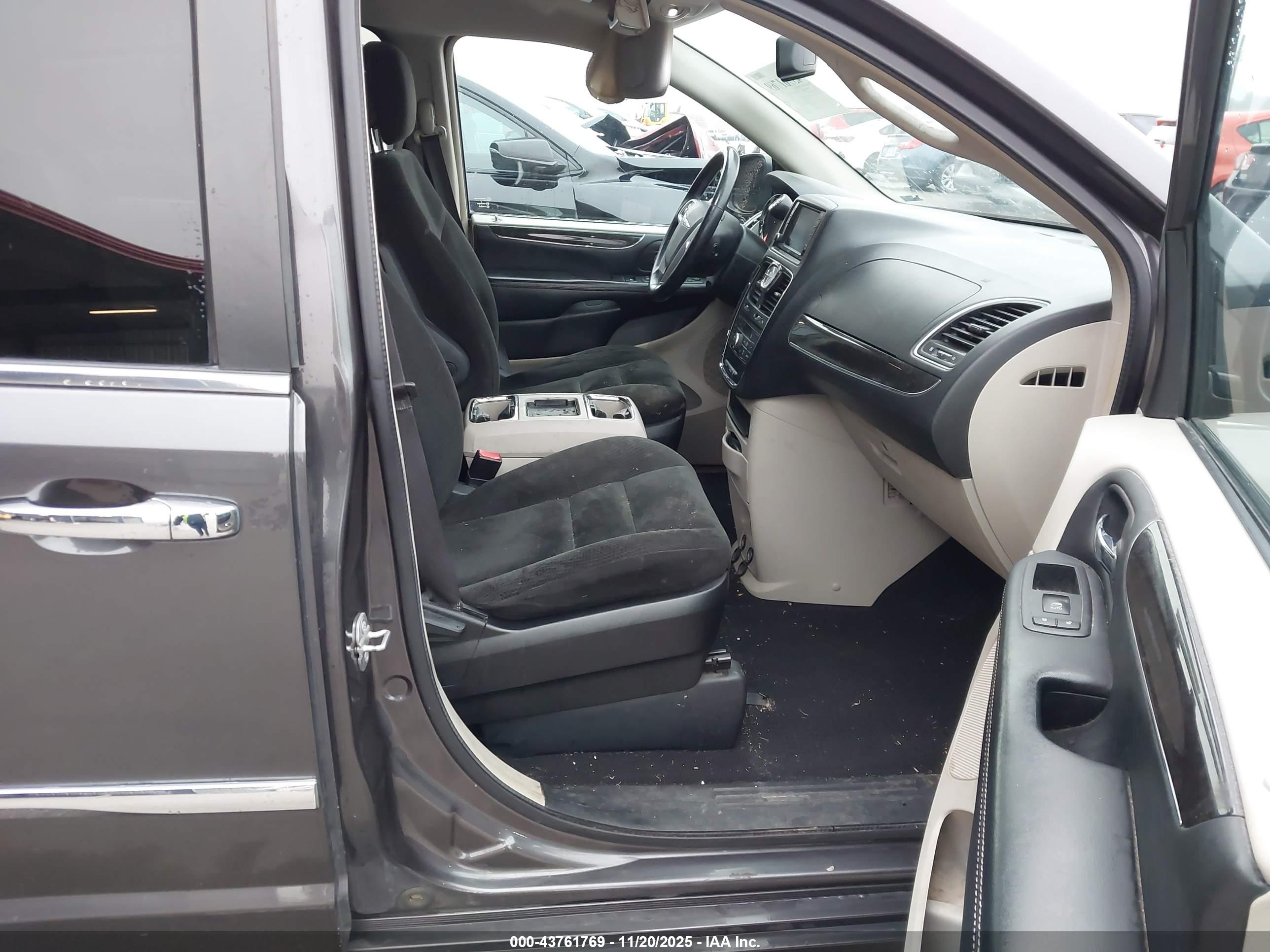 CHRYSLER TOWN image 5