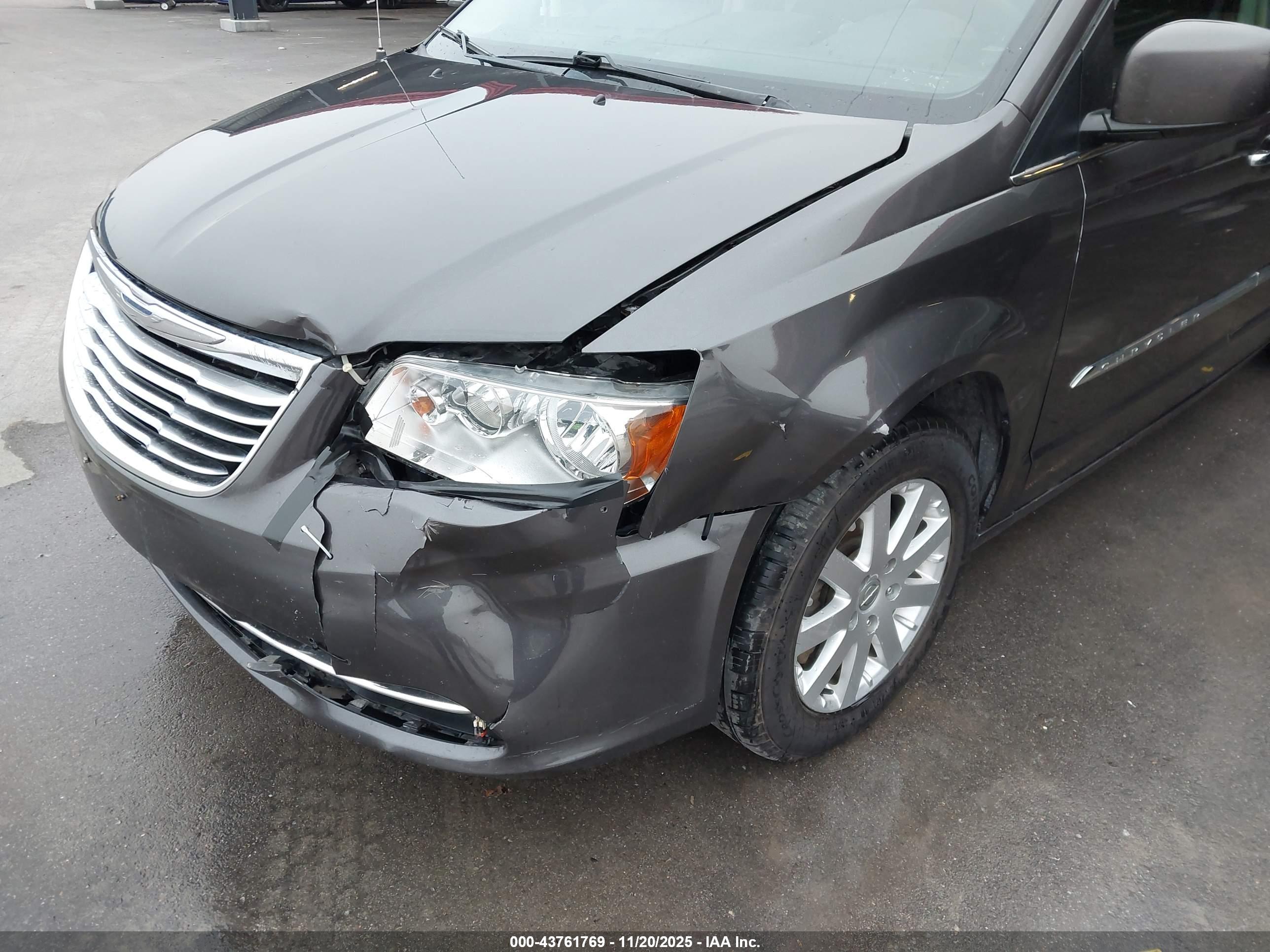 CHRYSLER TOWN image 6