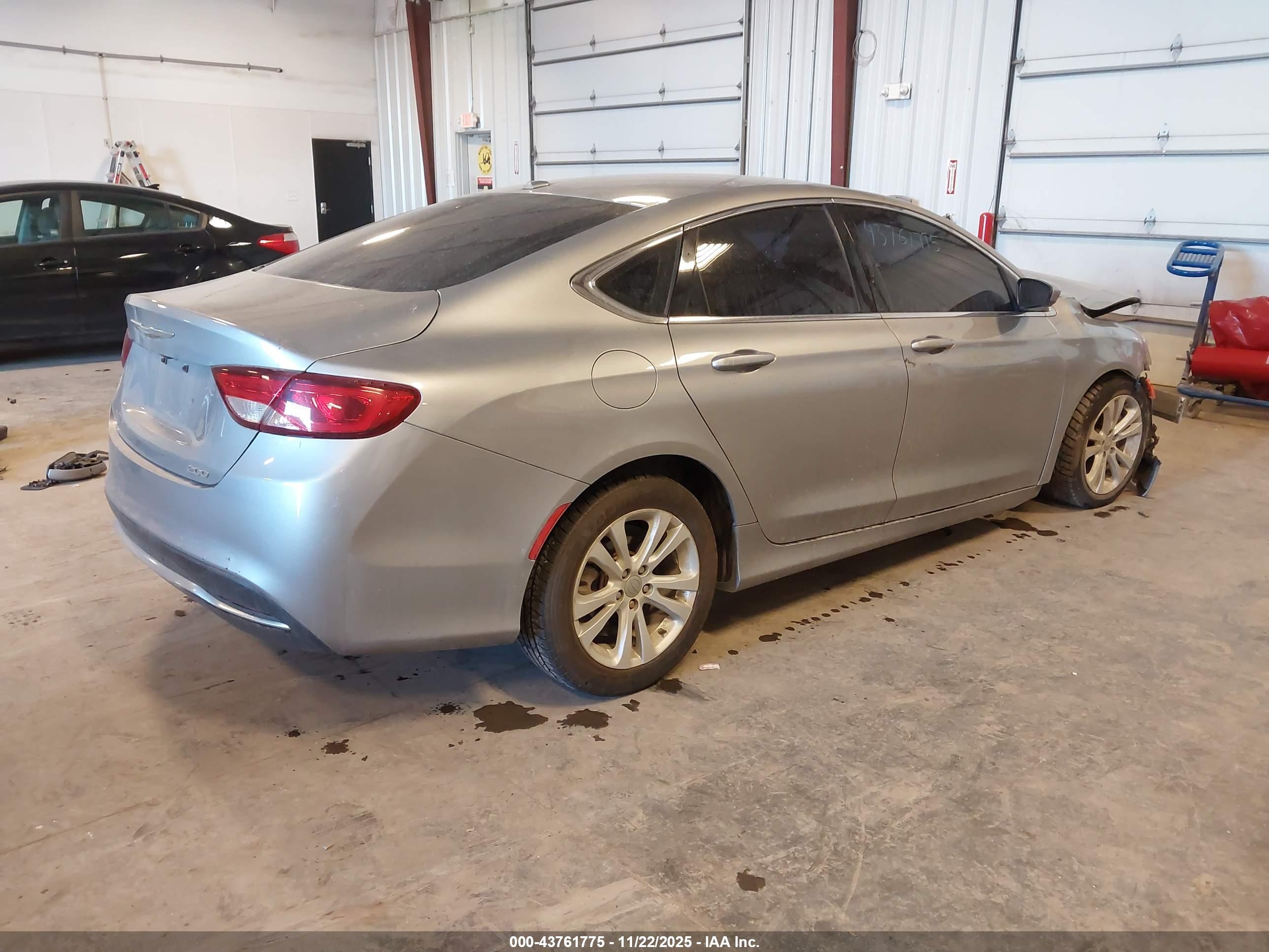 CHRYSLER 200 image 4