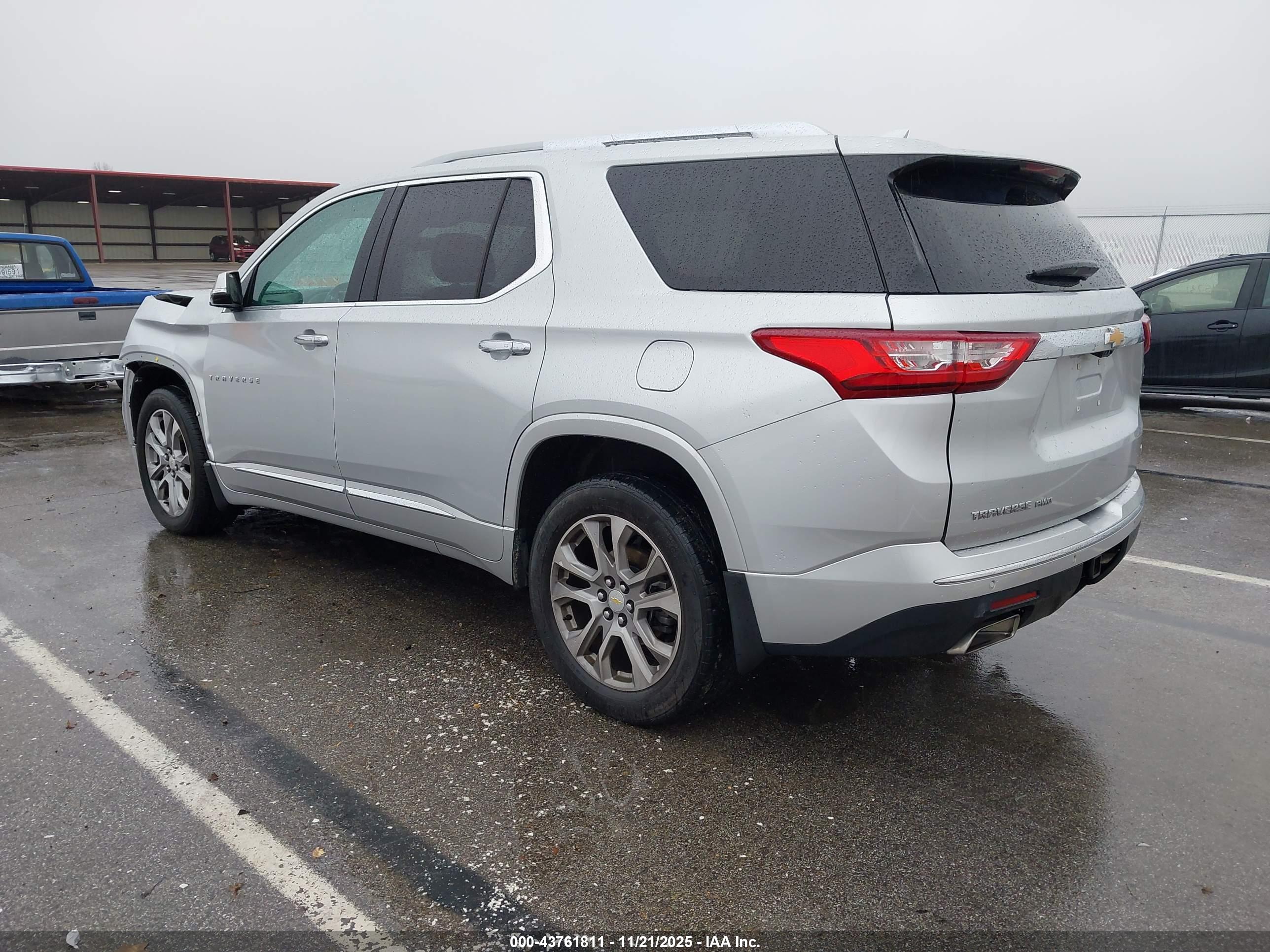 CHEVROLET TRAVERSE image 3