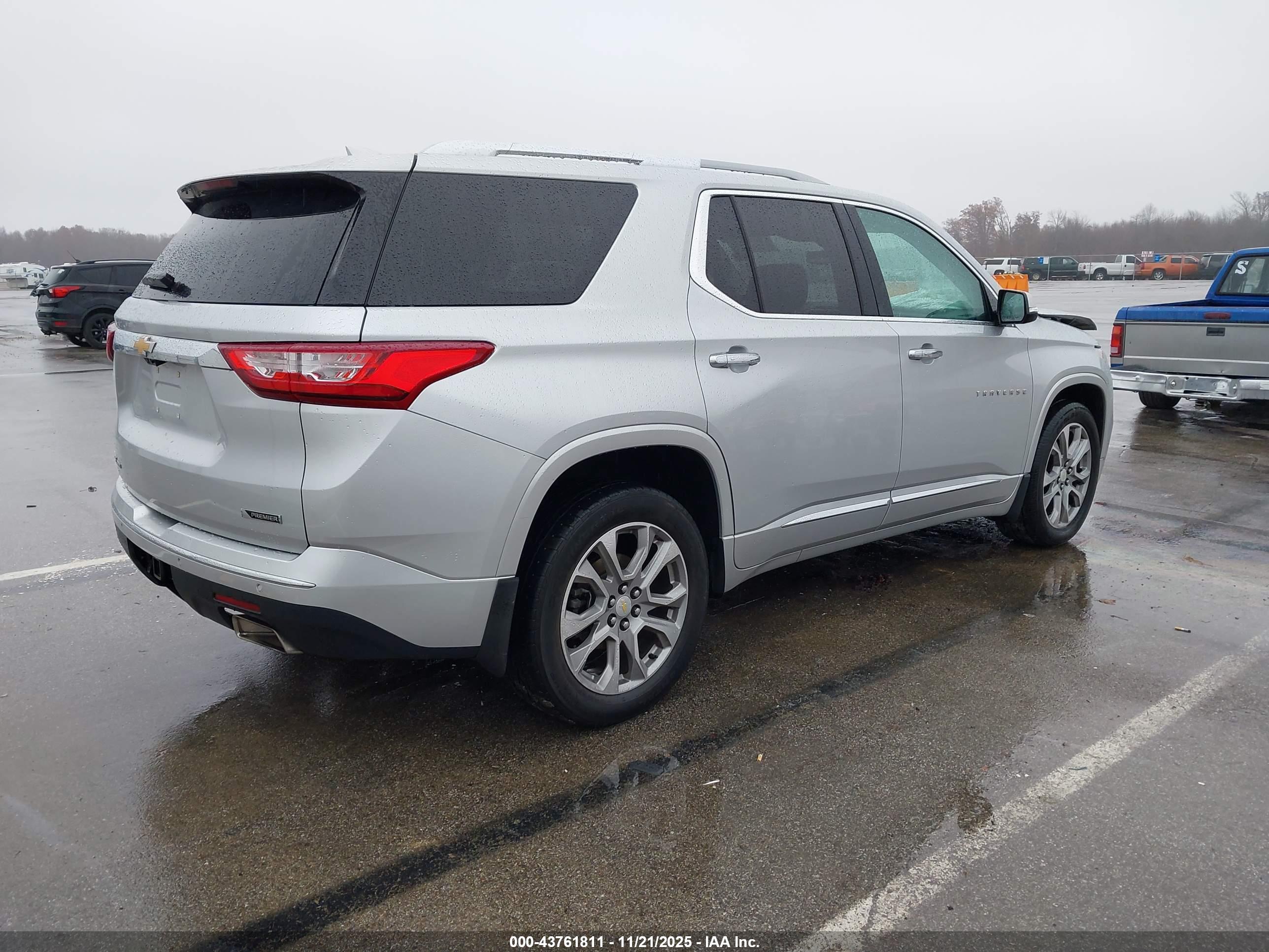 CHEVROLET TRAVERSE image 4