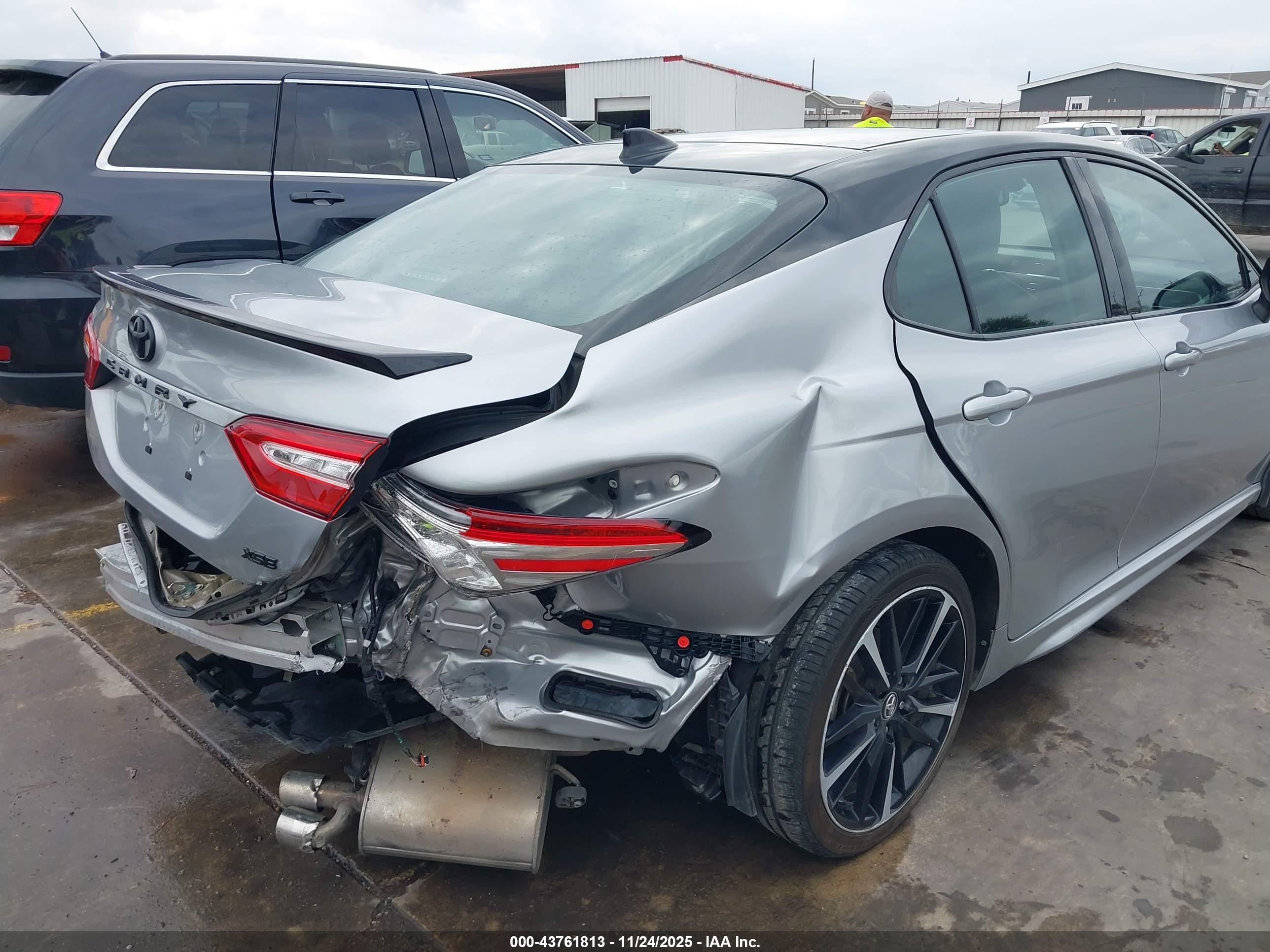 TOYOTA CAMRY image 6