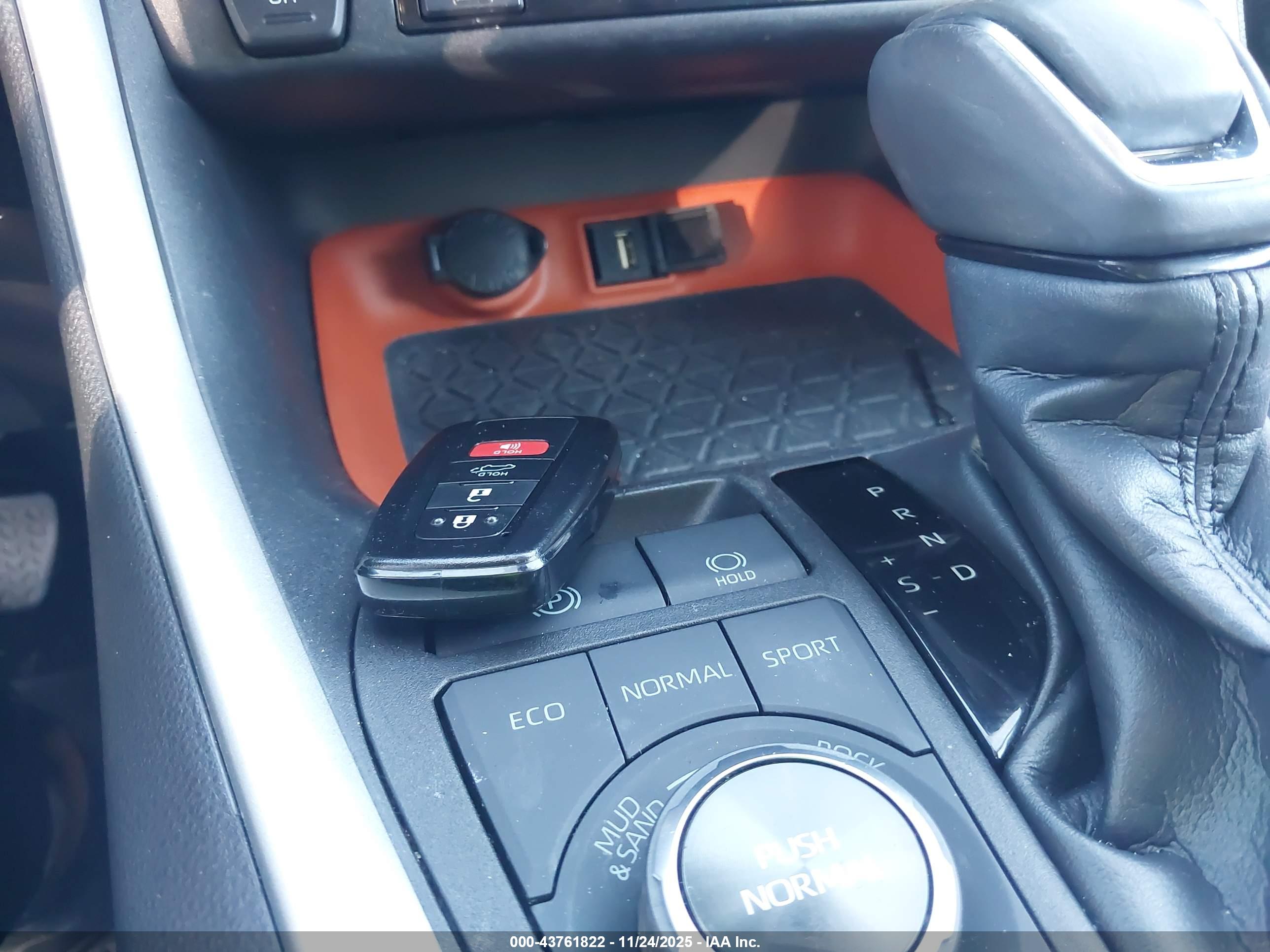 TOYOTA RAV4 image 11