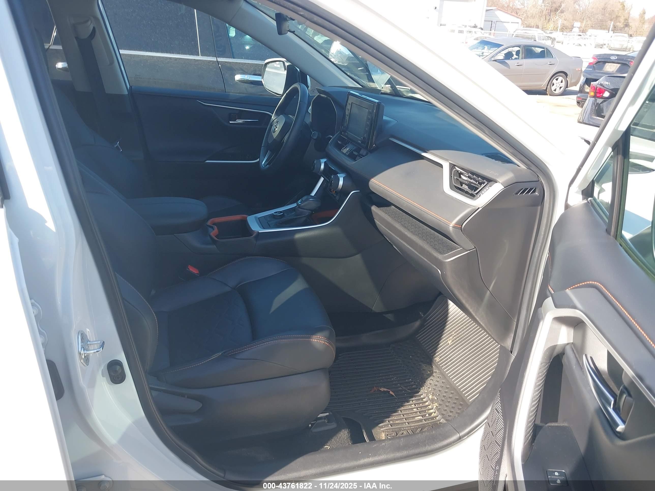 TOYOTA RAV4 image 5