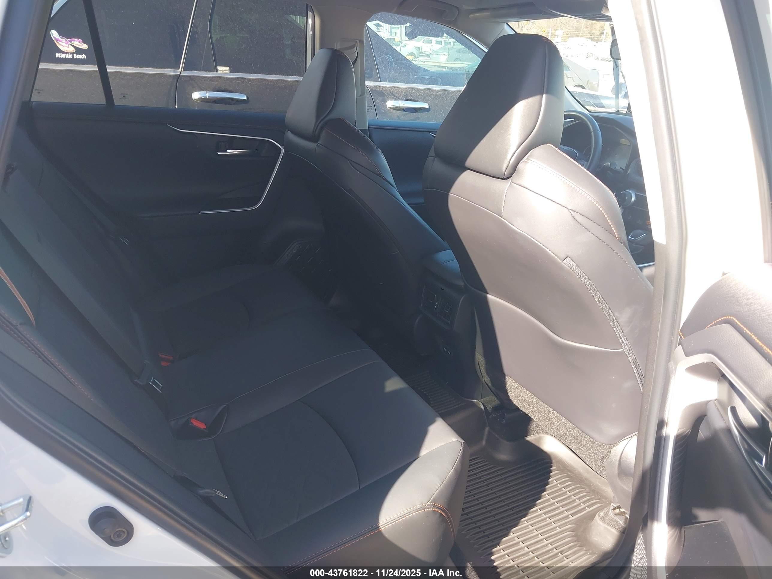 TOYOTA RAV4 image 8