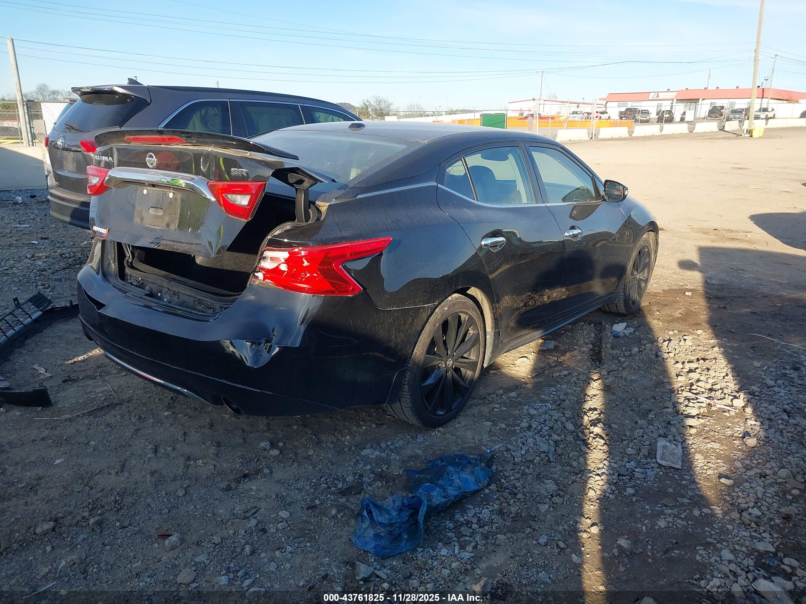 NISSAN MAXIMA image 4