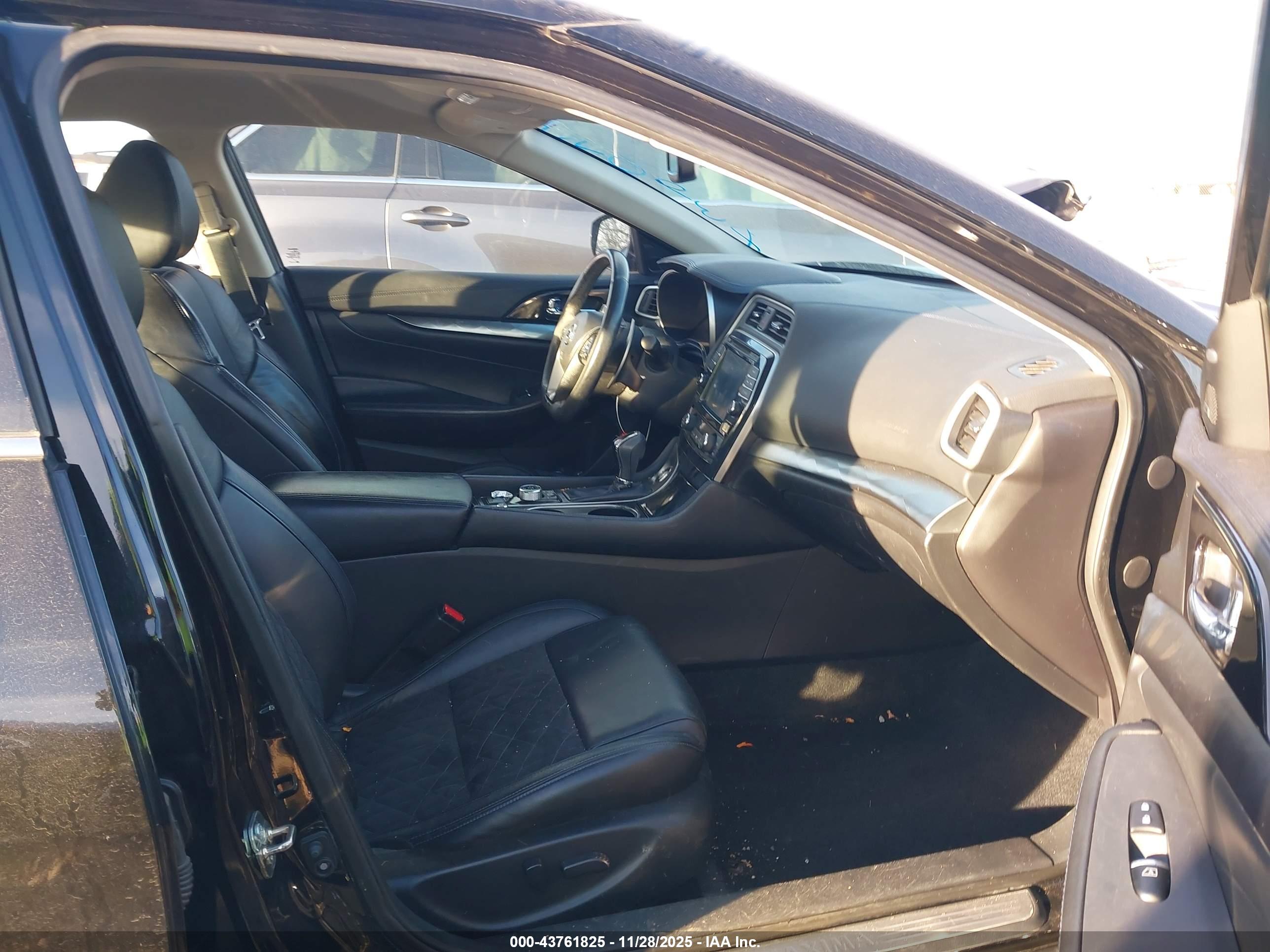 NISSAN MAXIMA image 5