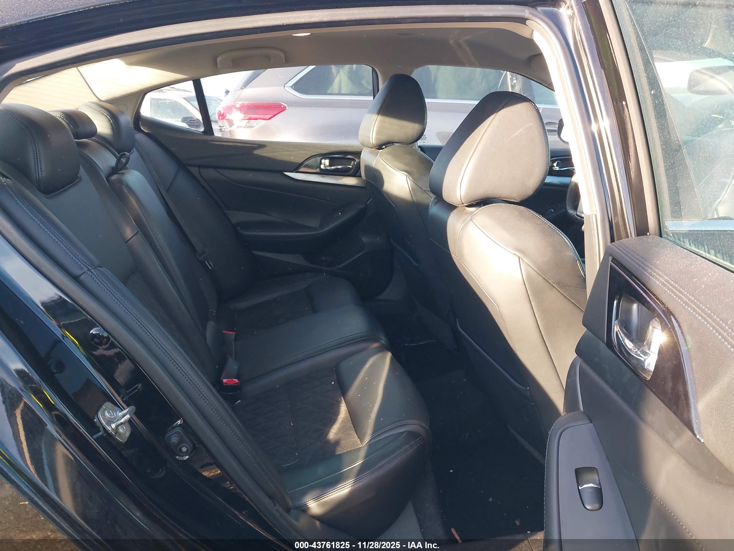 NISSAN MAXIMA image 8
