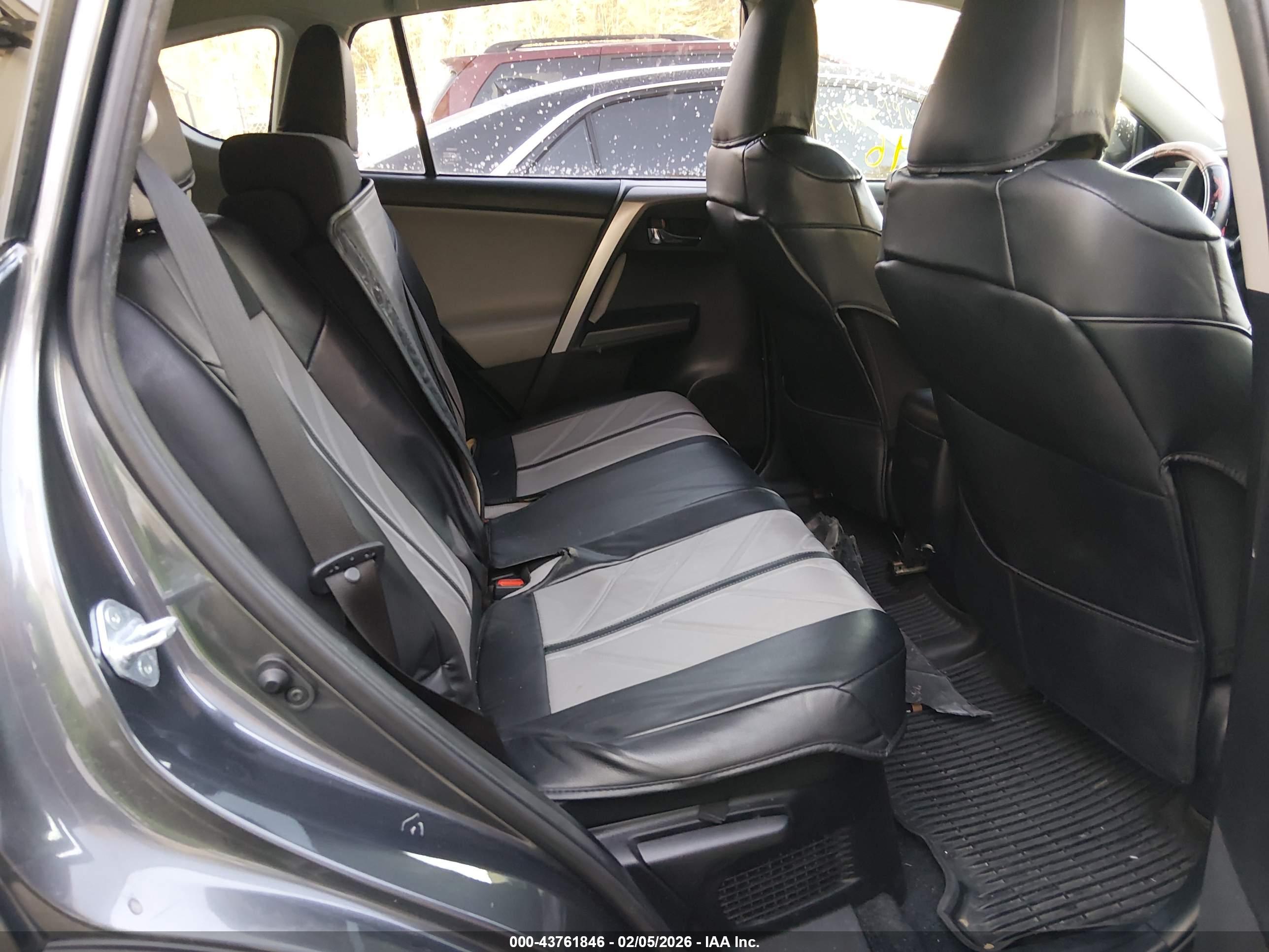 TOYOTA RAV4 image 8