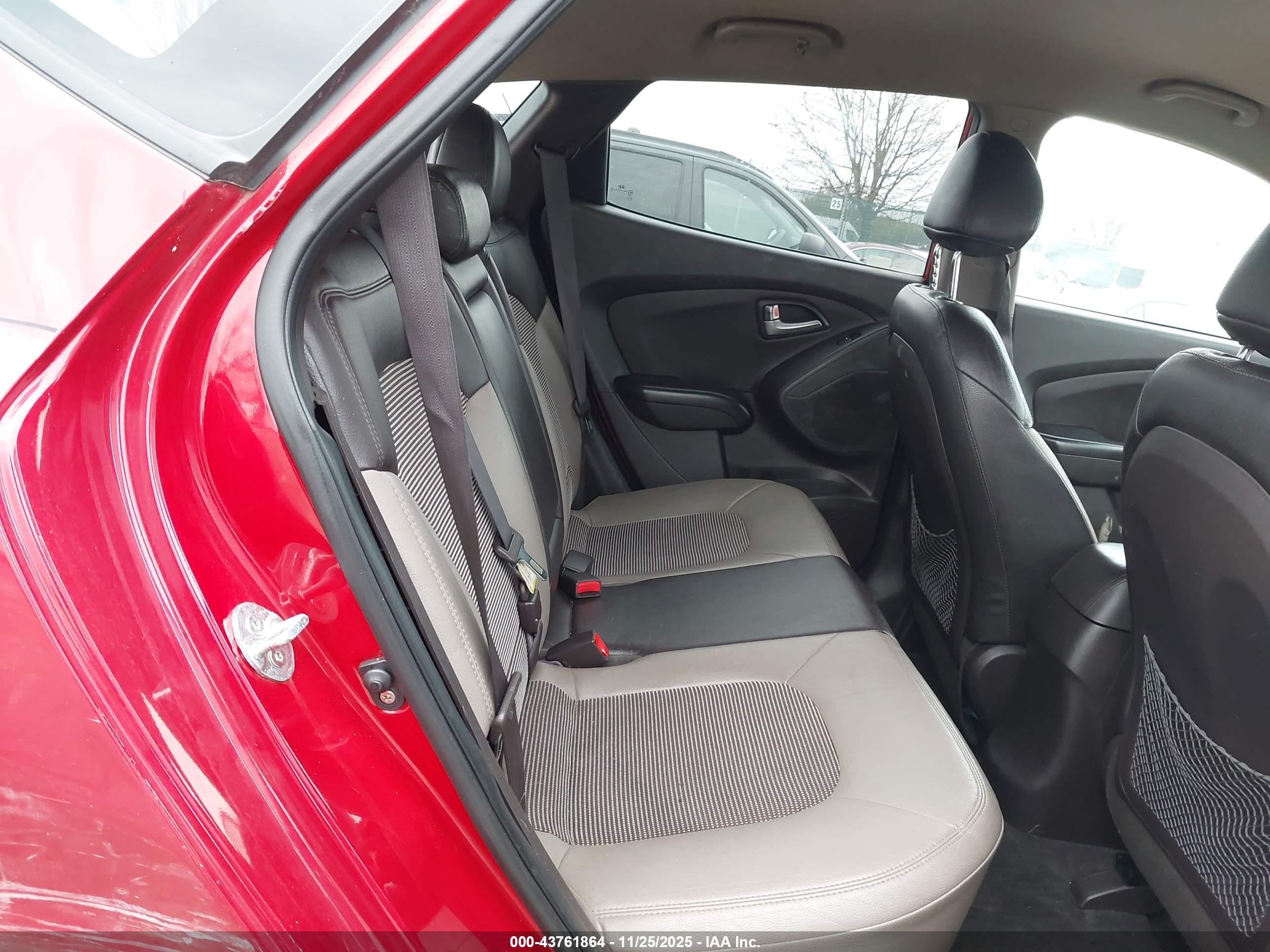 HYUNDAI TUCSON image 8