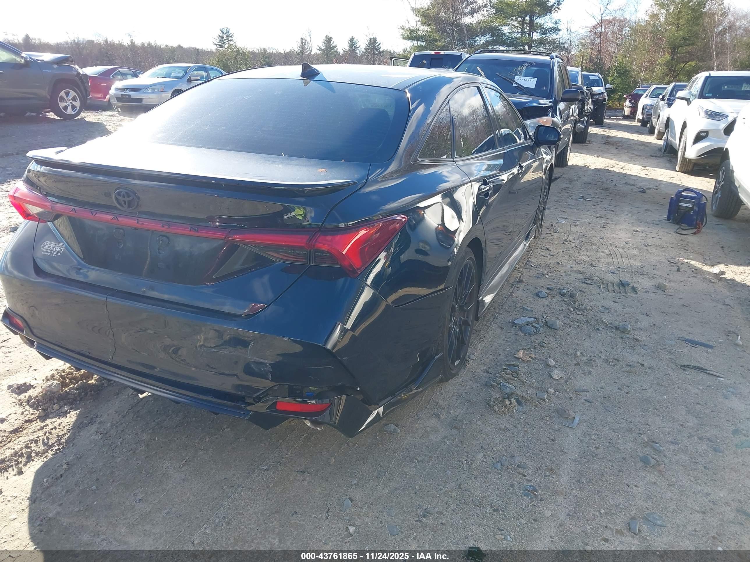 TOYOTA AVALON image 4