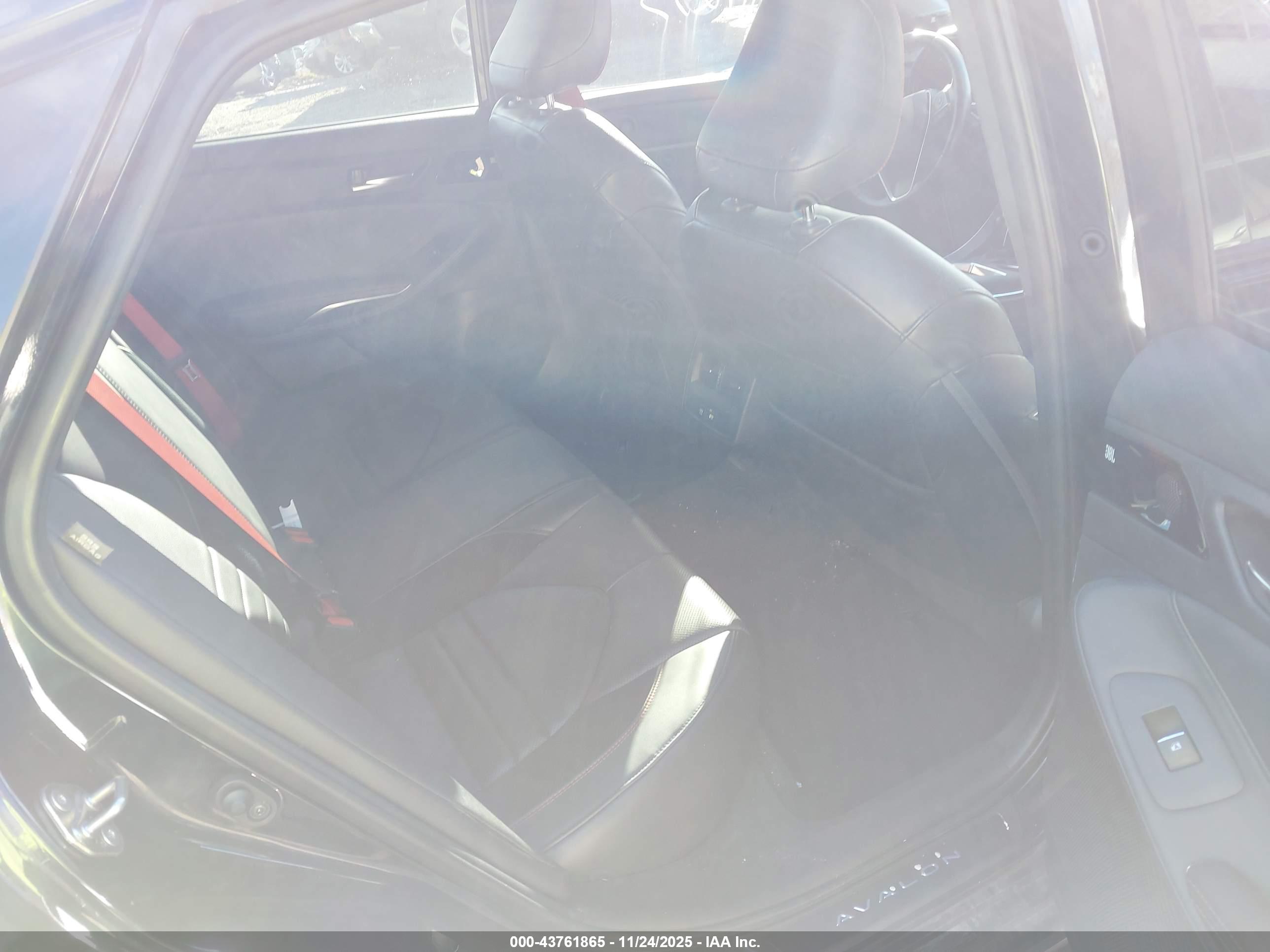 TOYOTA AVALON image 8
