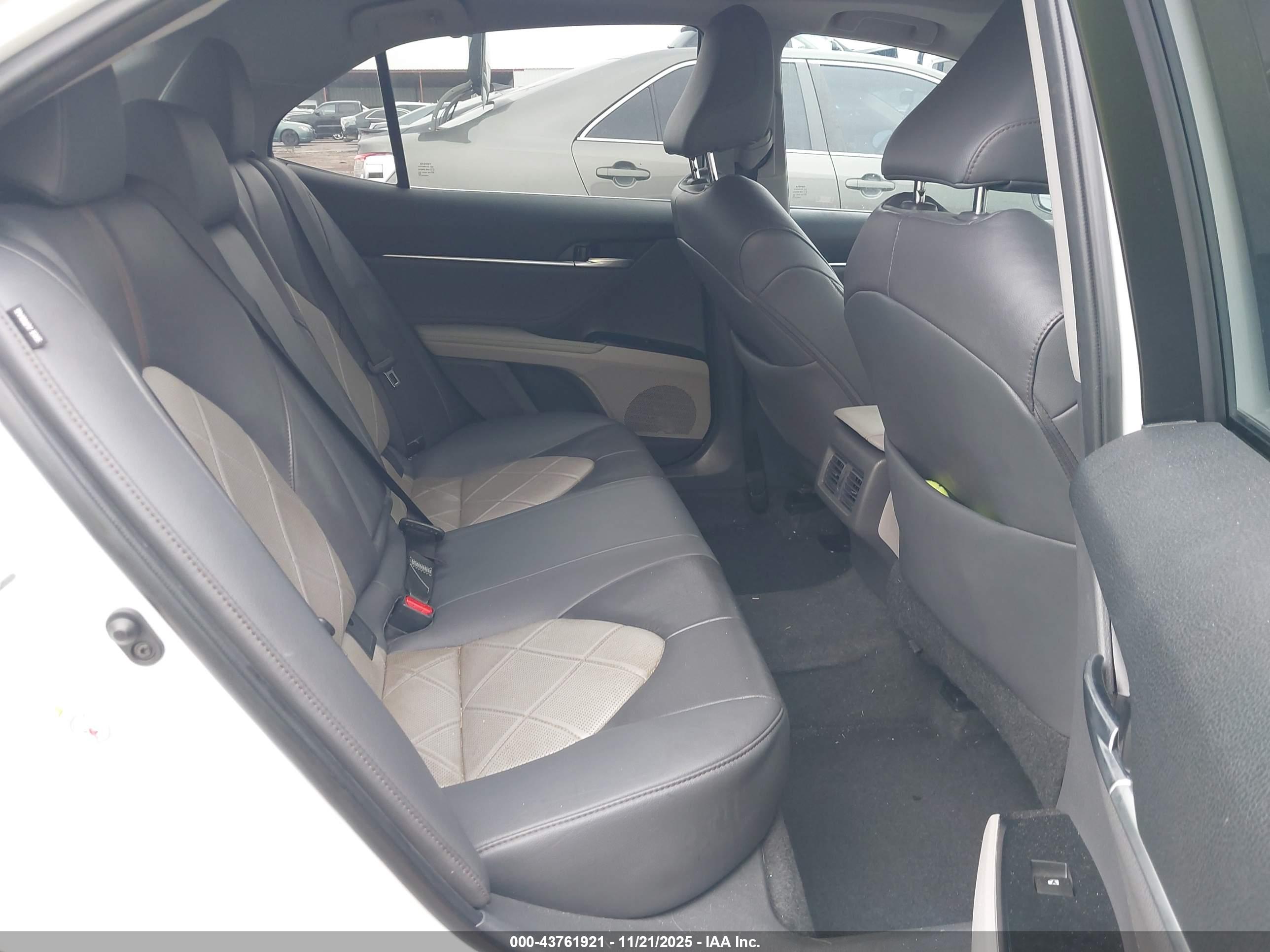 TOYOTA CAMRY image 8