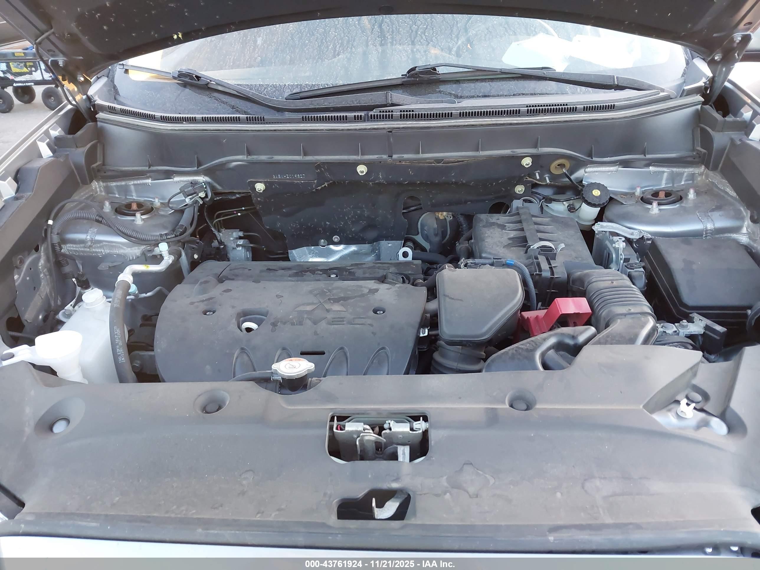 MITSUBISHI OUTLANDER image 10