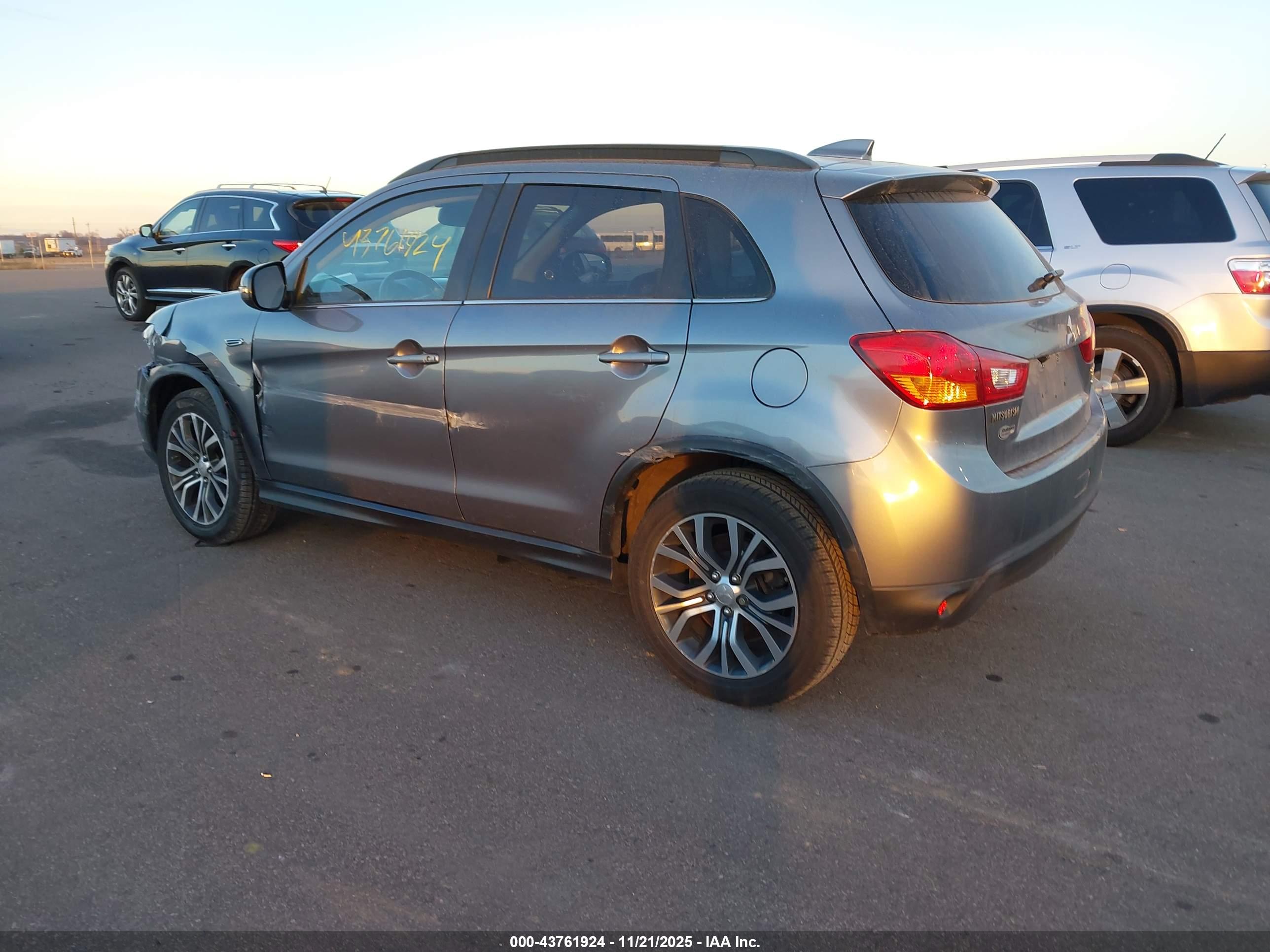 MITSUBISHI OUTLANDER image 3