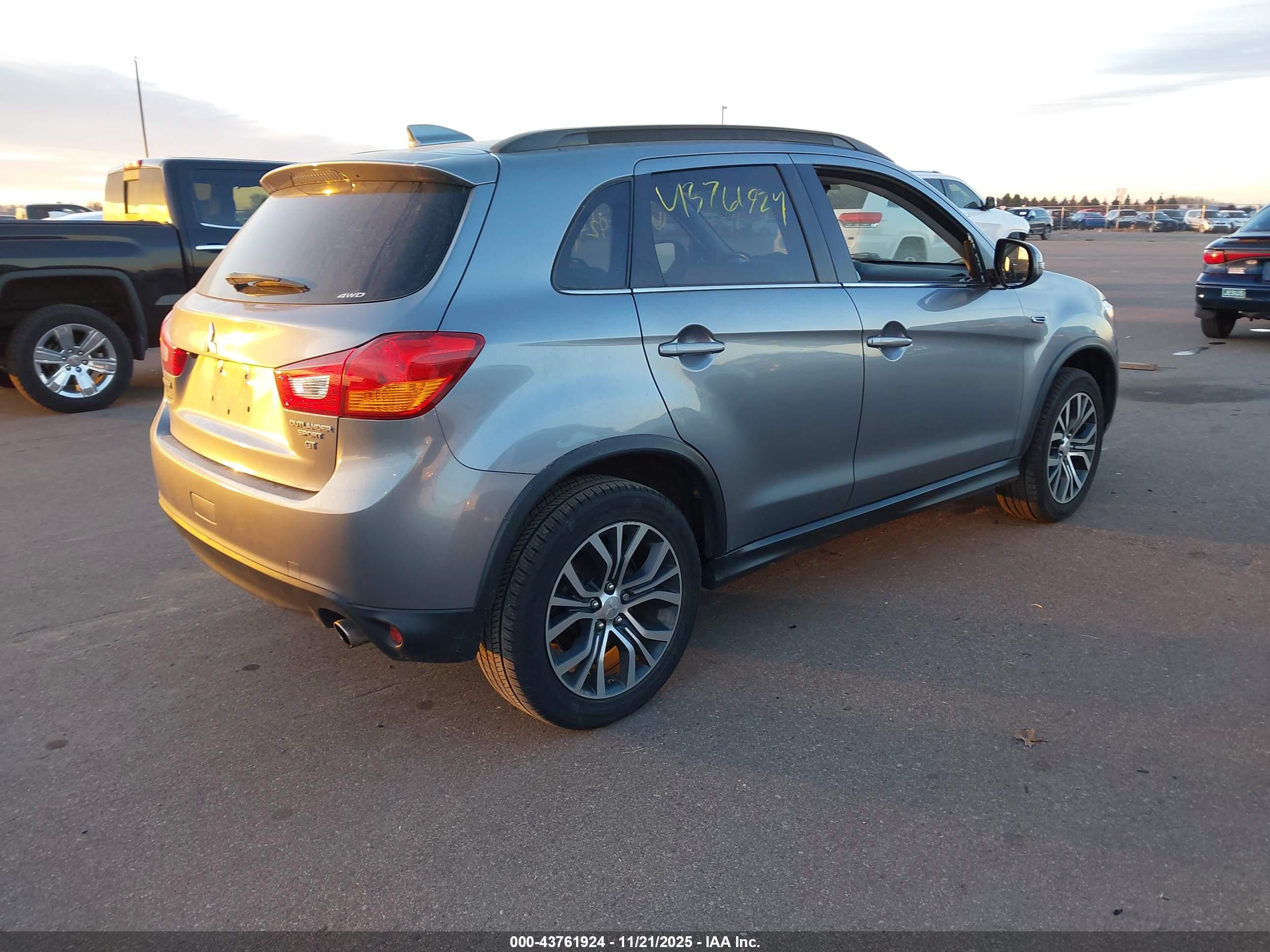 MITSUBISHI OUTLANDER image 4