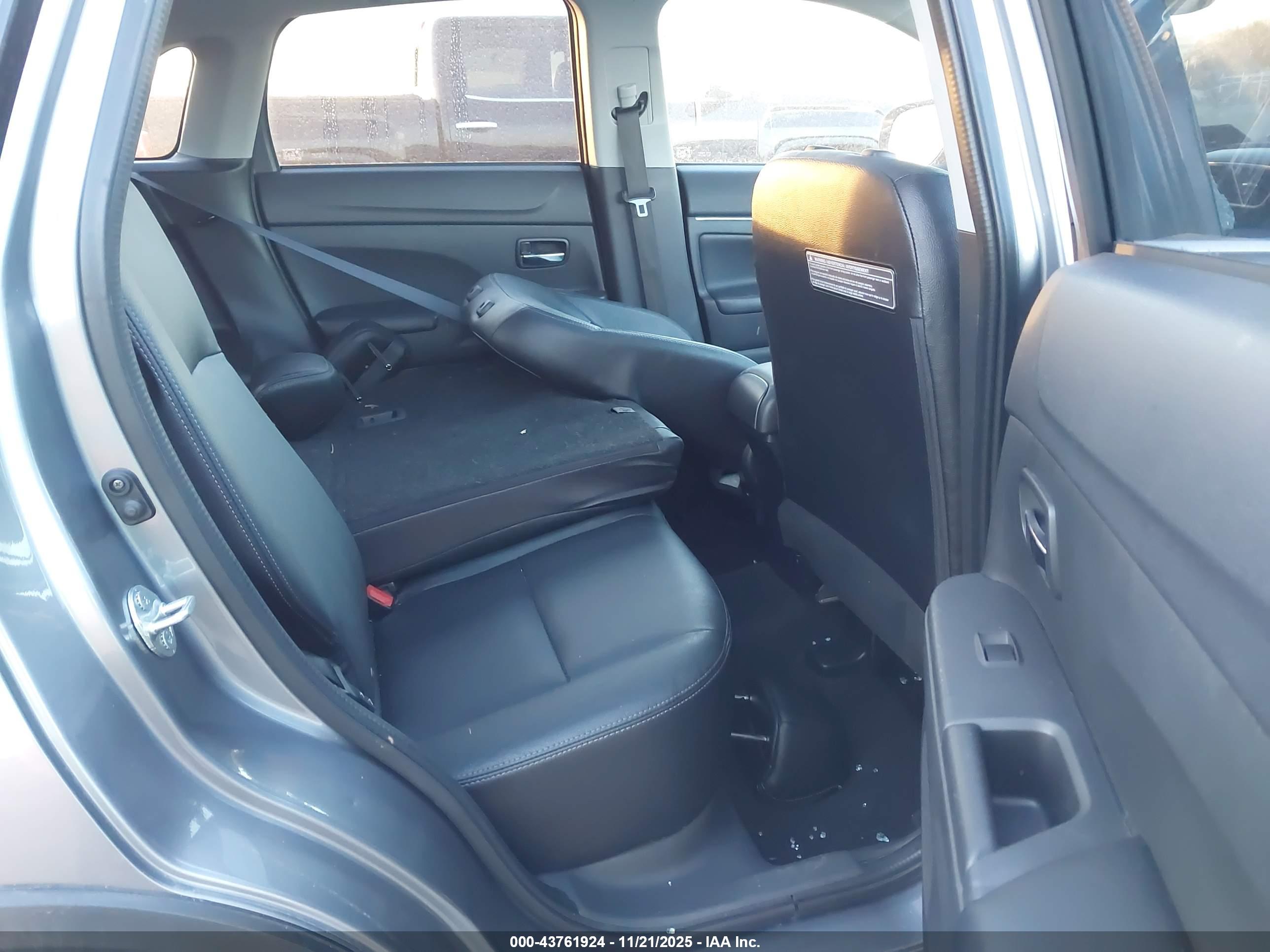 MITSUBISHI OUTLANDER image 8