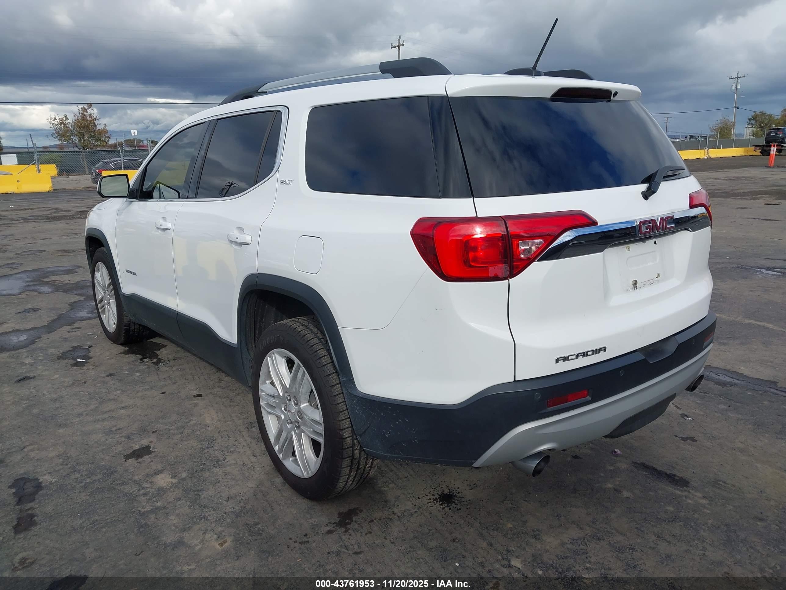 GMC ACADIA image 3