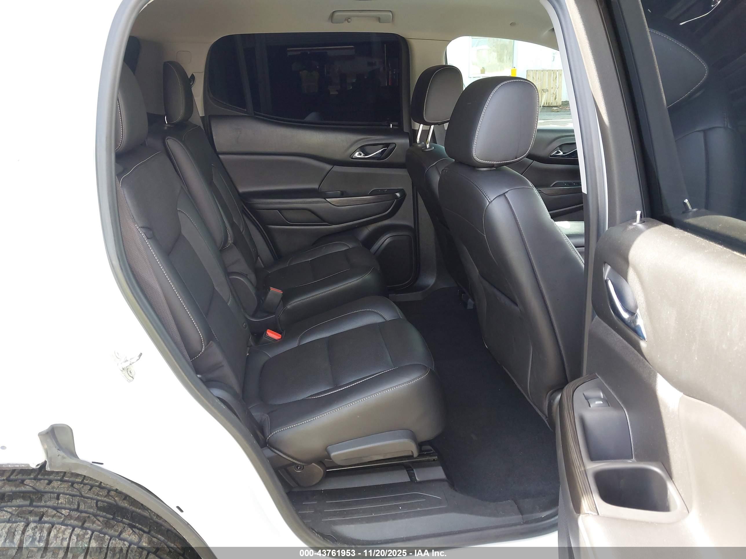 GMC ACADIA image 8