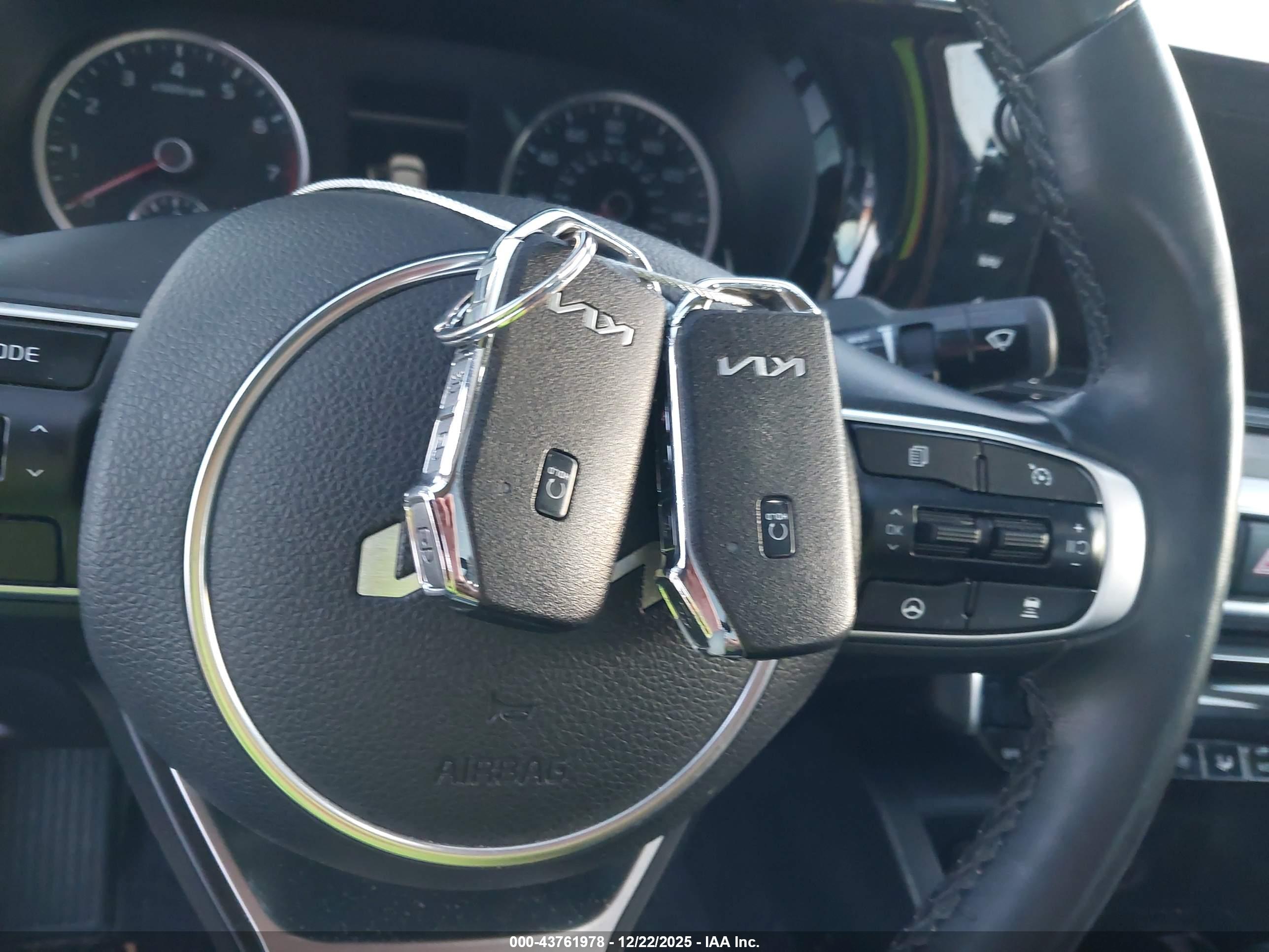 KIA K5 image 11