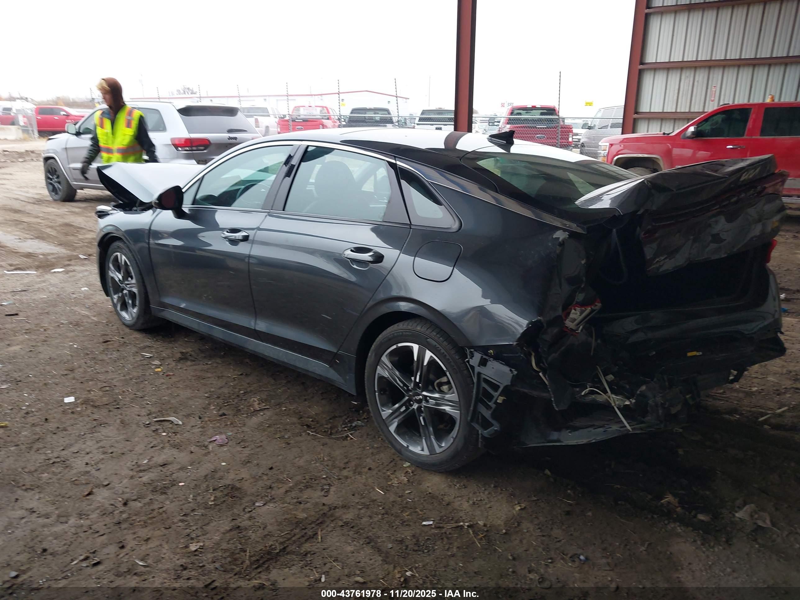KIA K5 image 3
