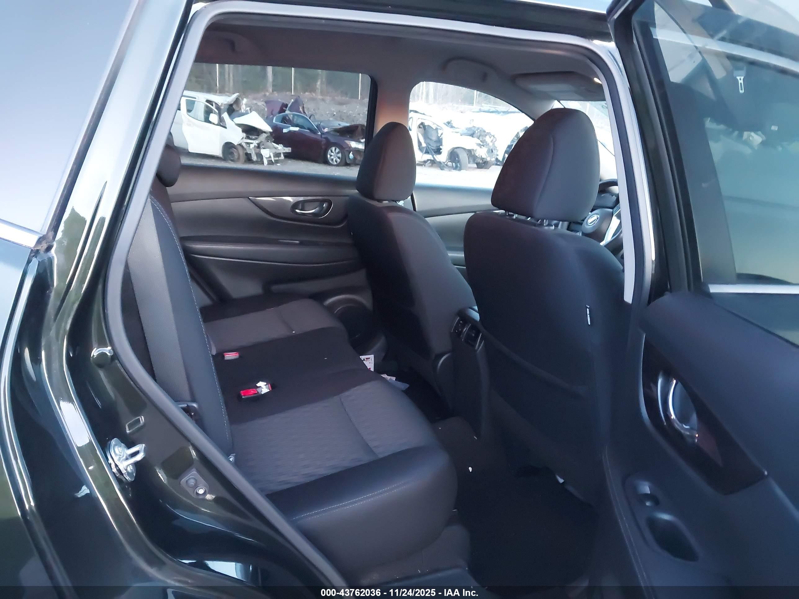 NISSAN ROGUE image 8