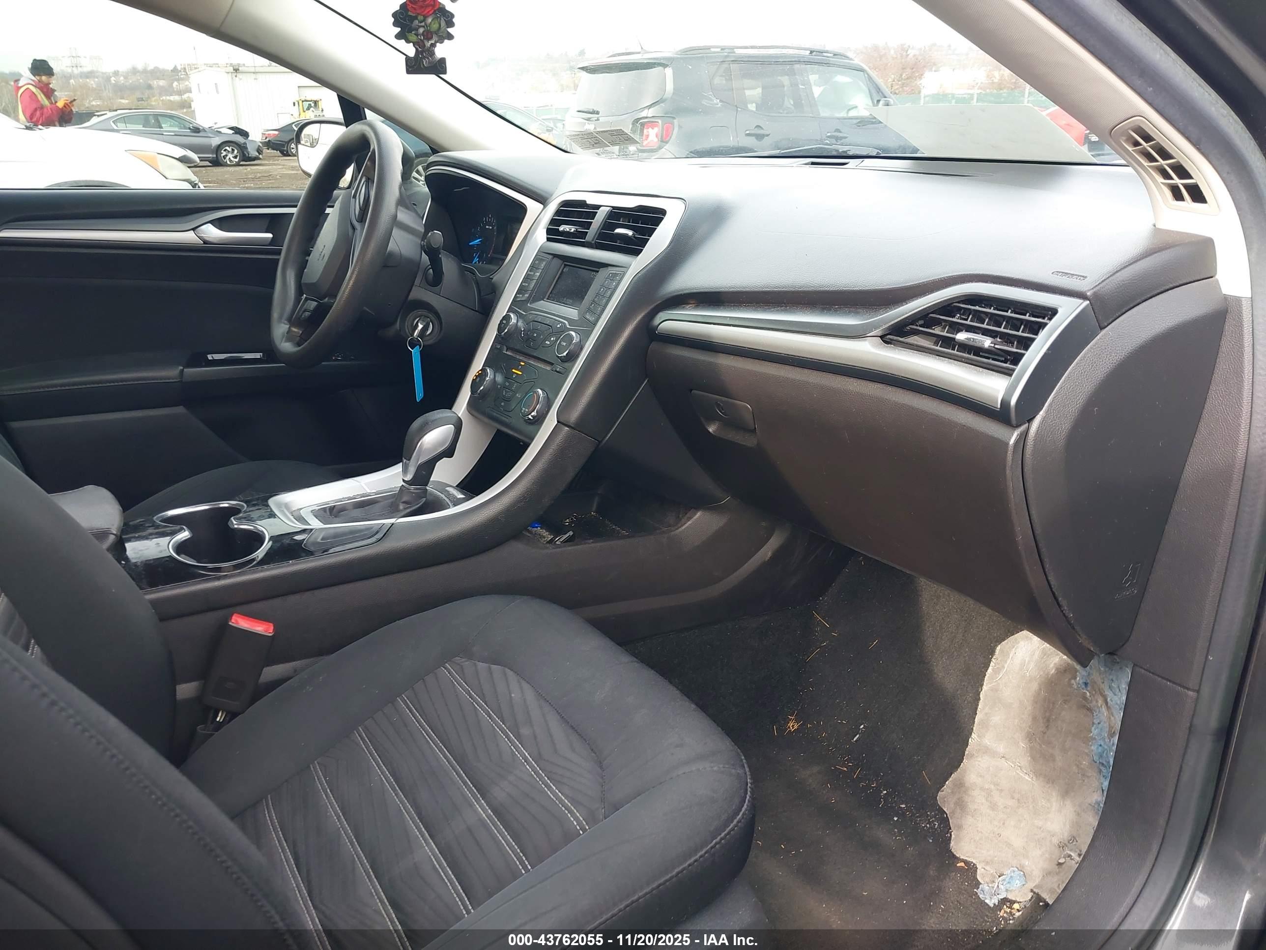 FORD FUSION image 5