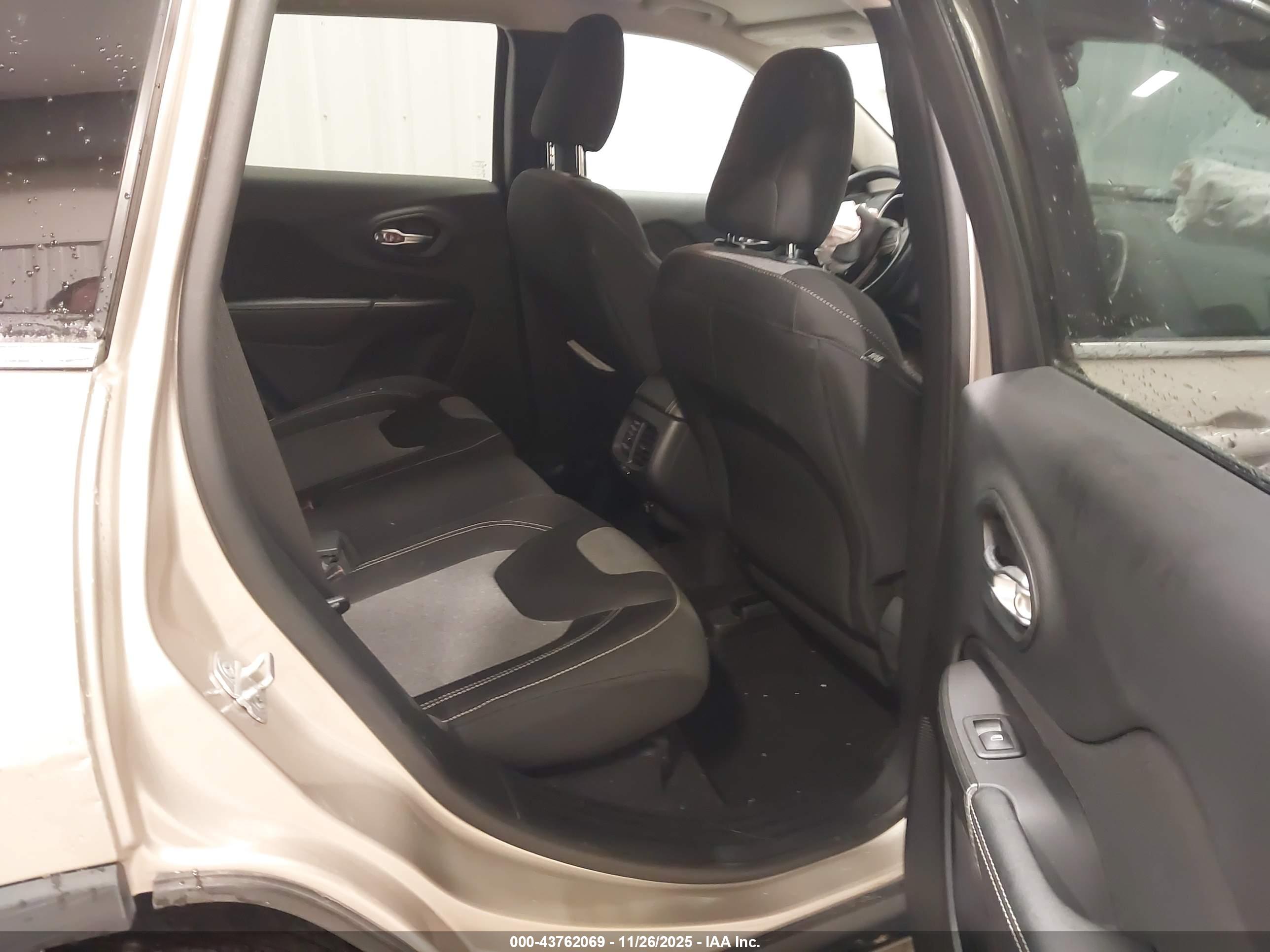JEEP CHEROKEE image 8