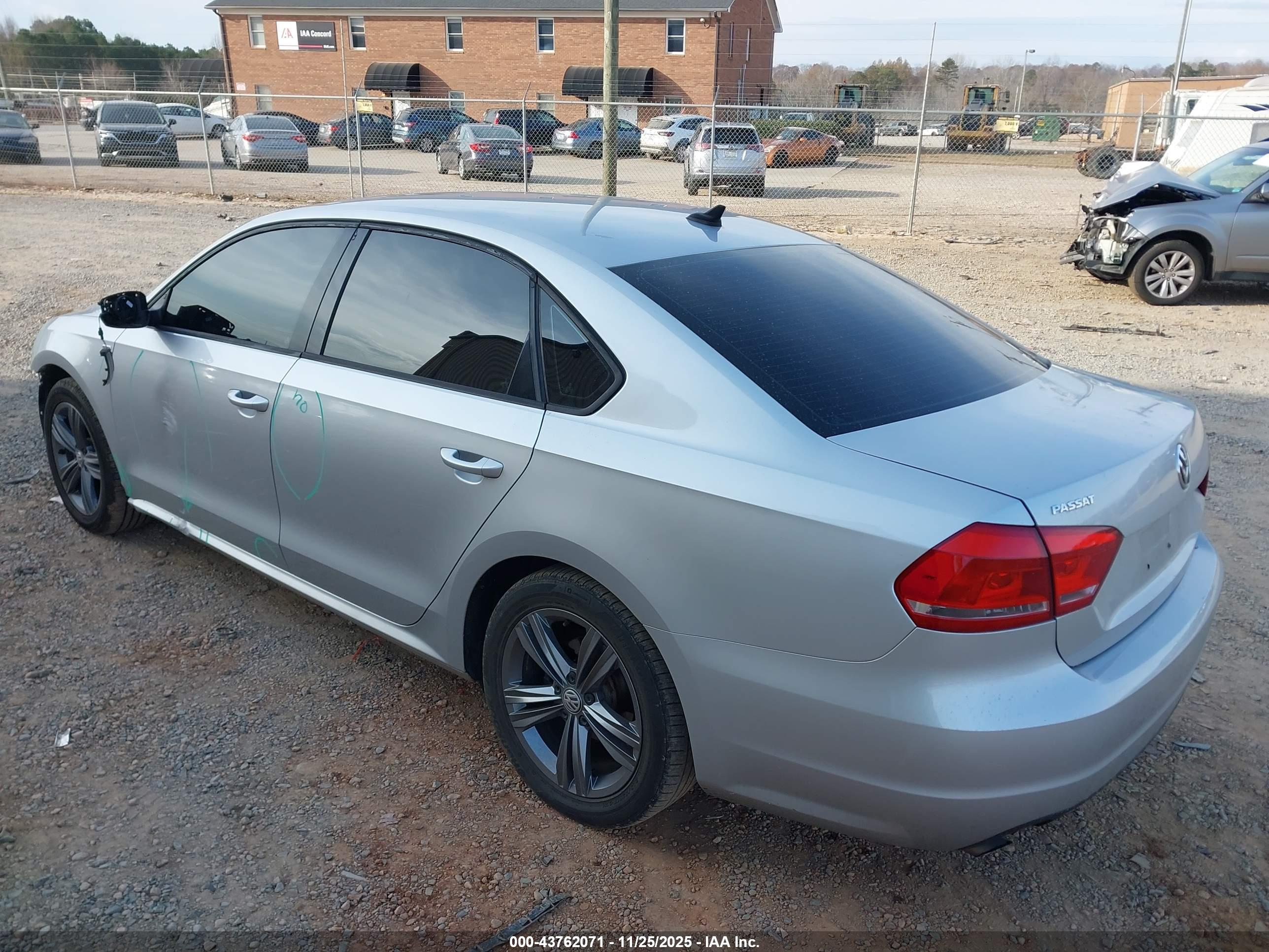 VOLKSWAGEN PASSAT image 3