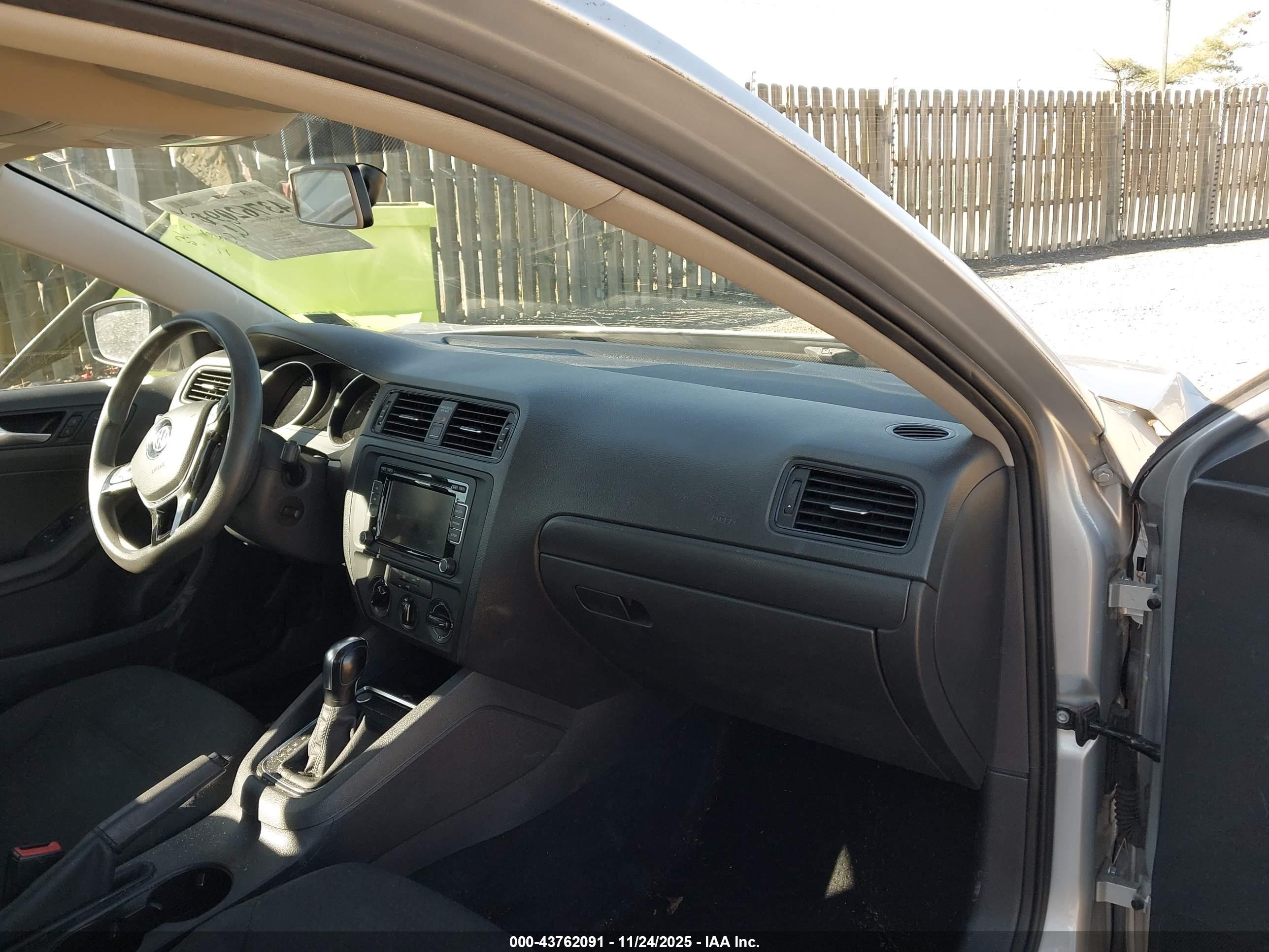 VOLKSWAGEN JETTA image 5