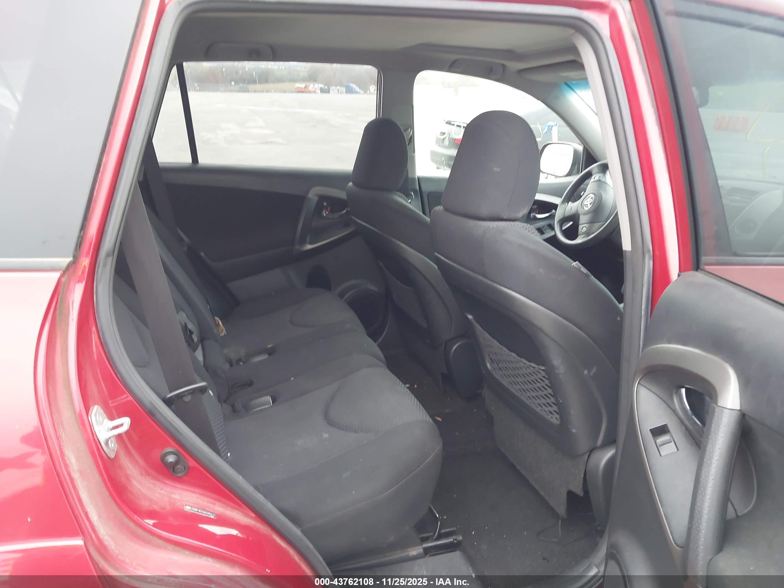 TOYOTA RAV4 image 8