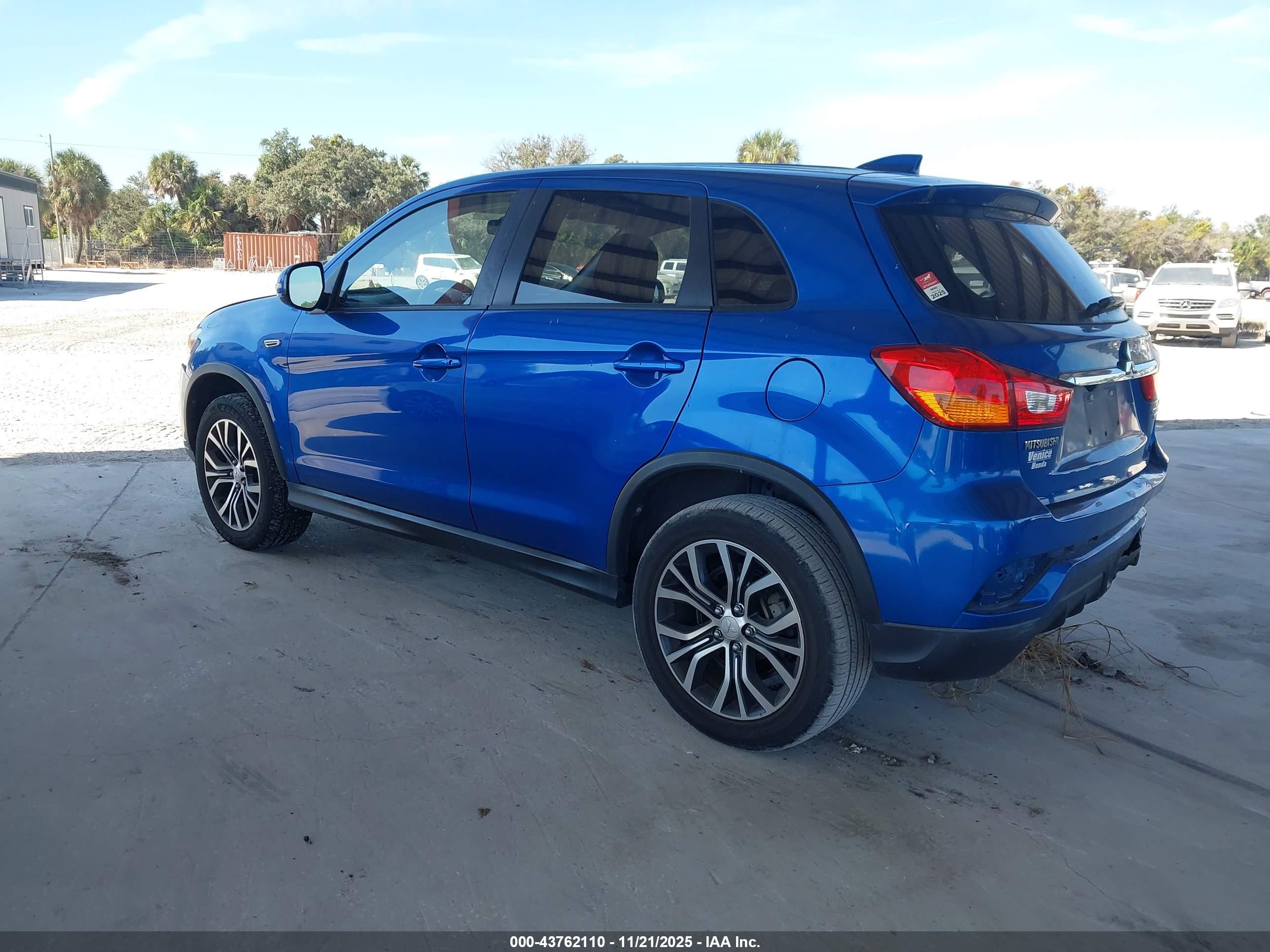 MITSUBISHI OUTLANDER image 3