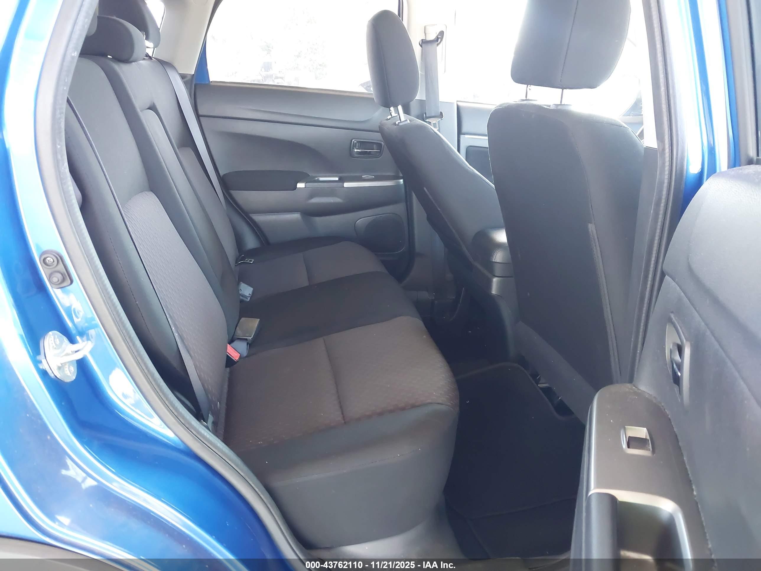 MITSUBISHI OUTLANDER image 8