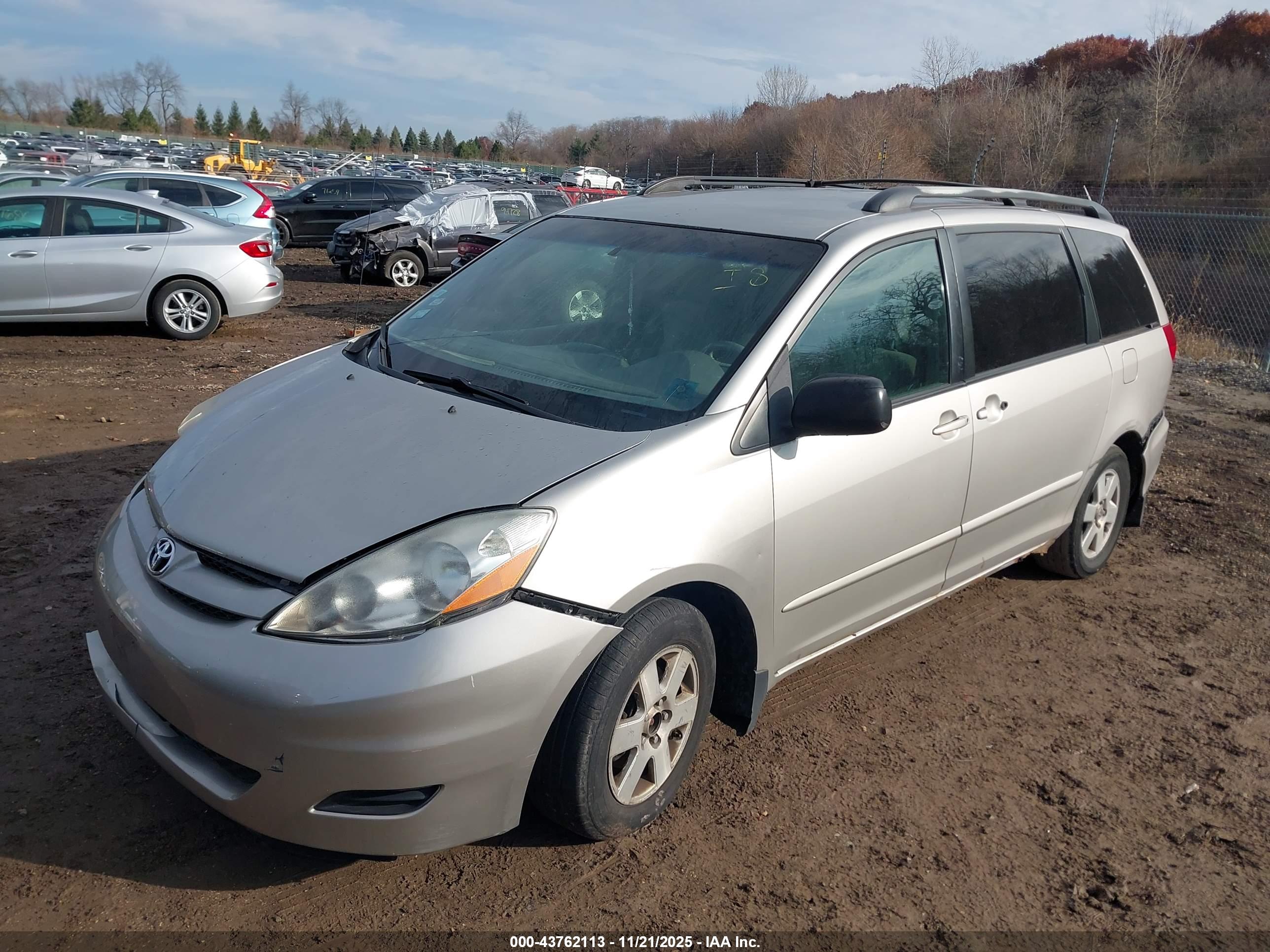 TOYOTA SIENNA image 2