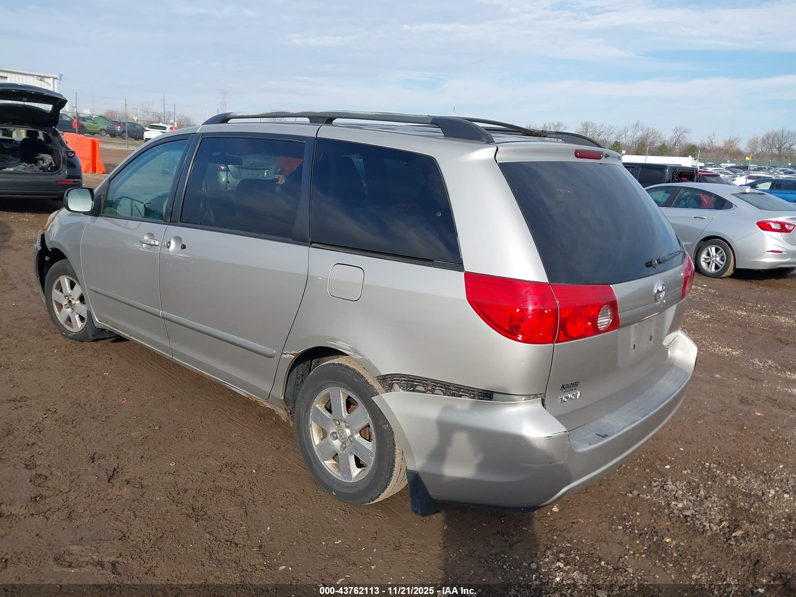 TOYOTA SIENNA image 3