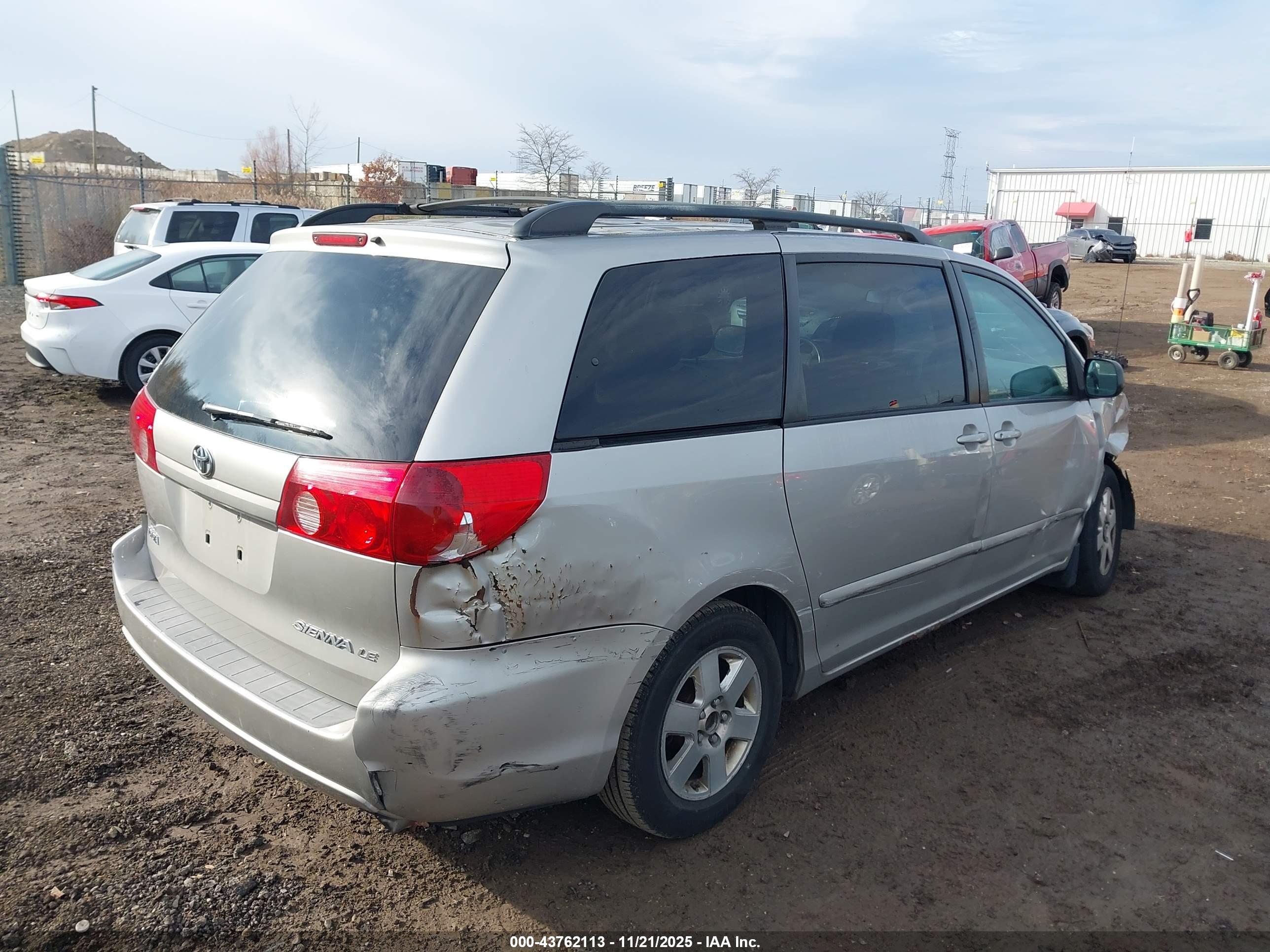 TOYOTA SIENNA image 4